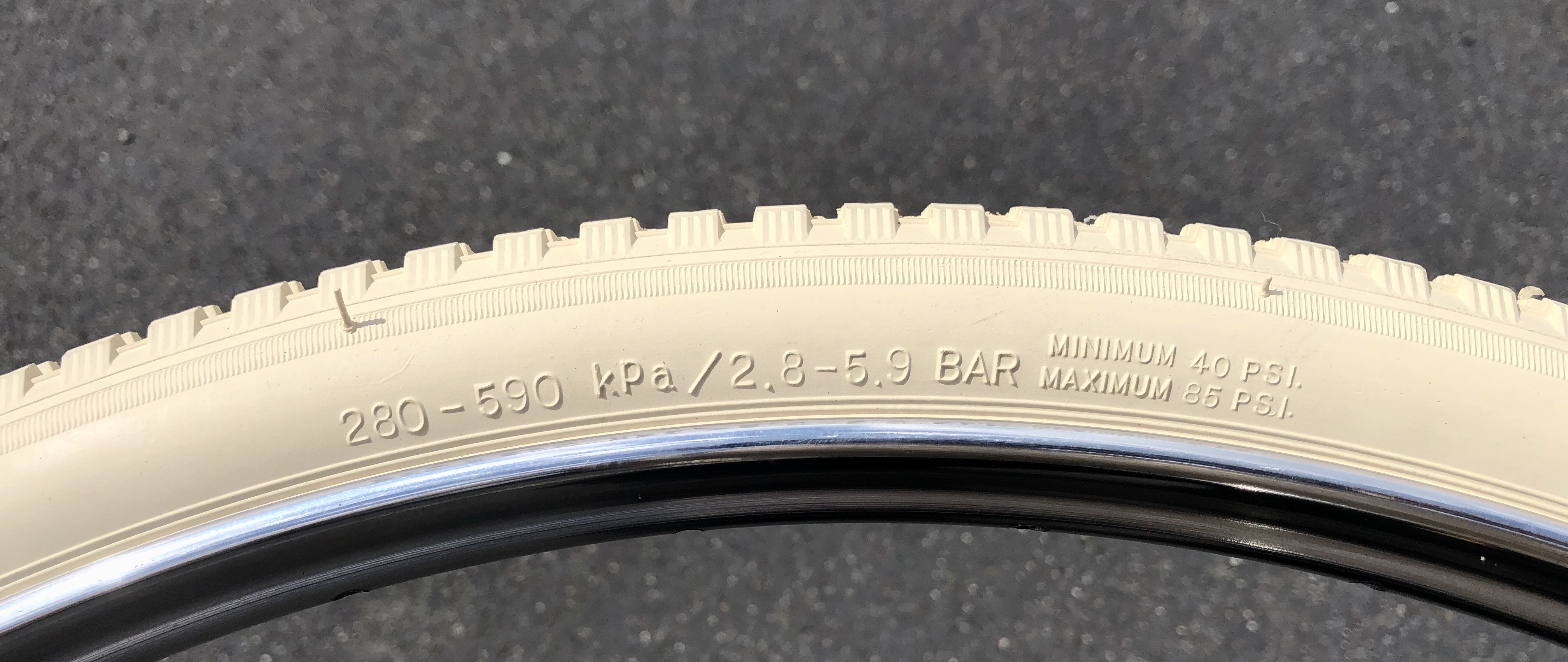 28 x 1 1/2 40-635 Reifen creme beige