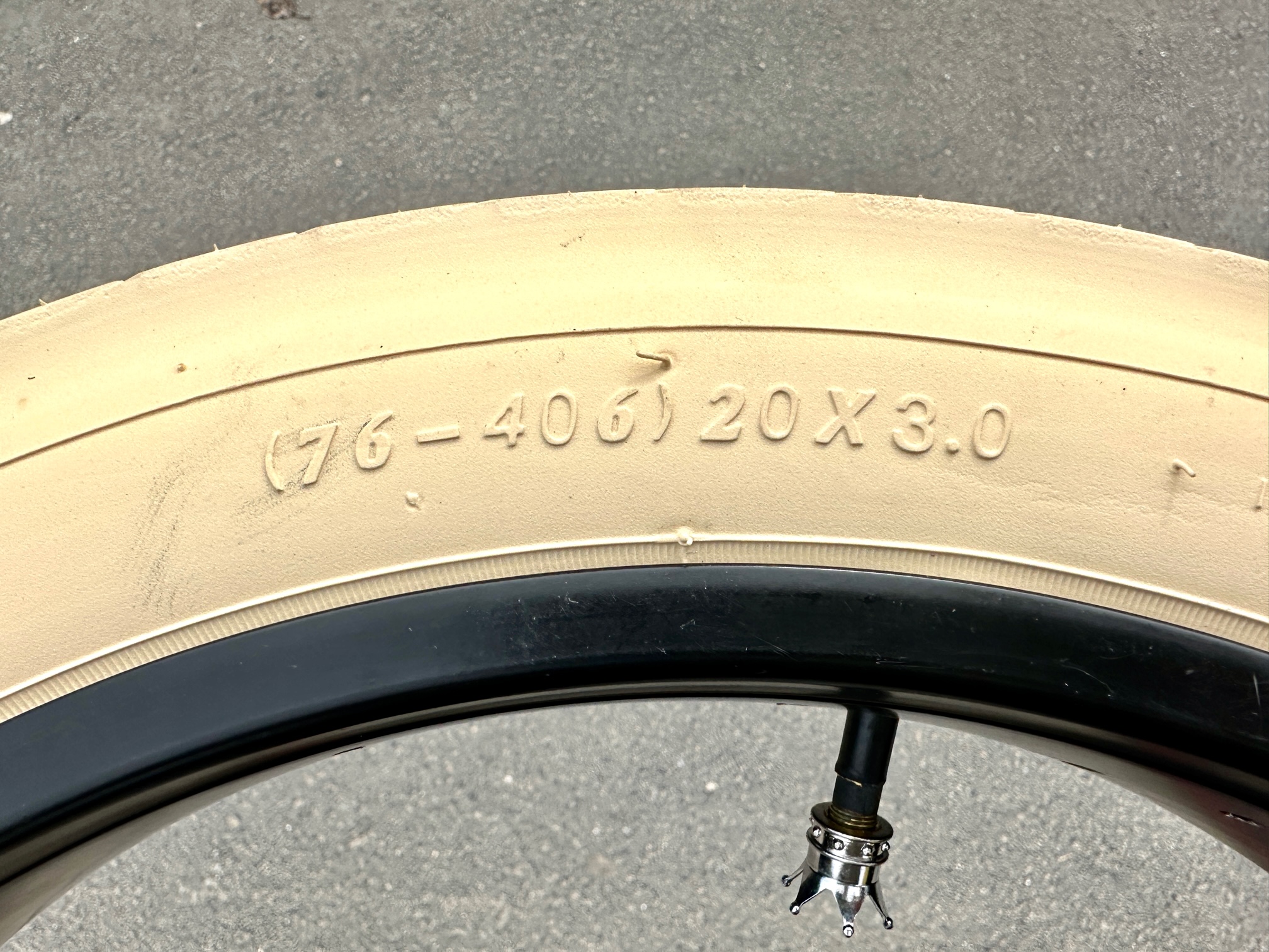 Reifen Street Hog 20 x 3.0 creme