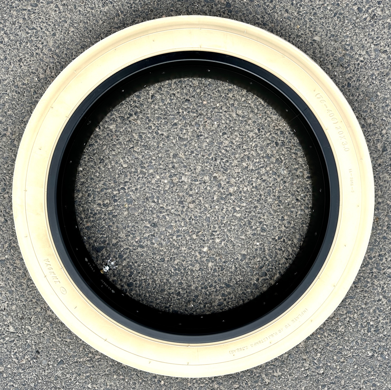 Reifen Street Hog 20 x 3.0 creme