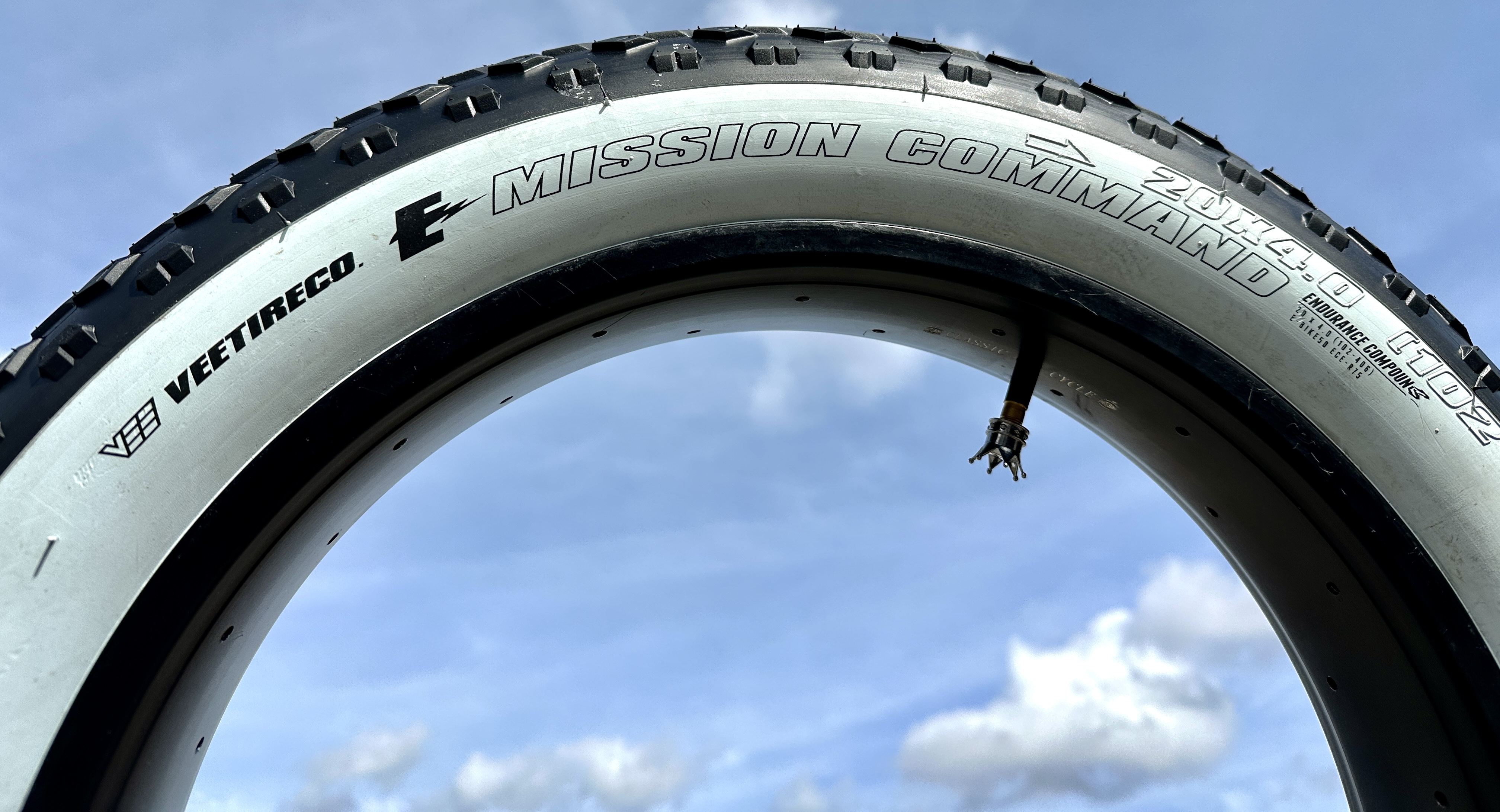 204 Vee Rubber E-Mission Command Reifen 20 x 4 schwarz, Weißwand