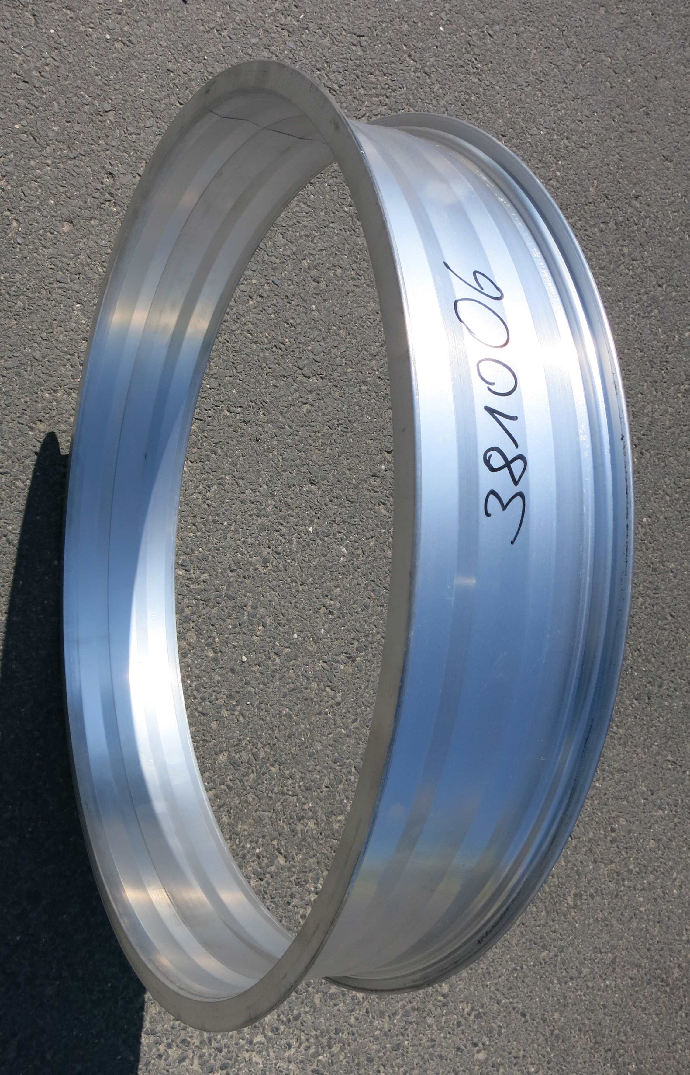 Alufelge ohne Löcher 24 Zoll 100 mm breit roh