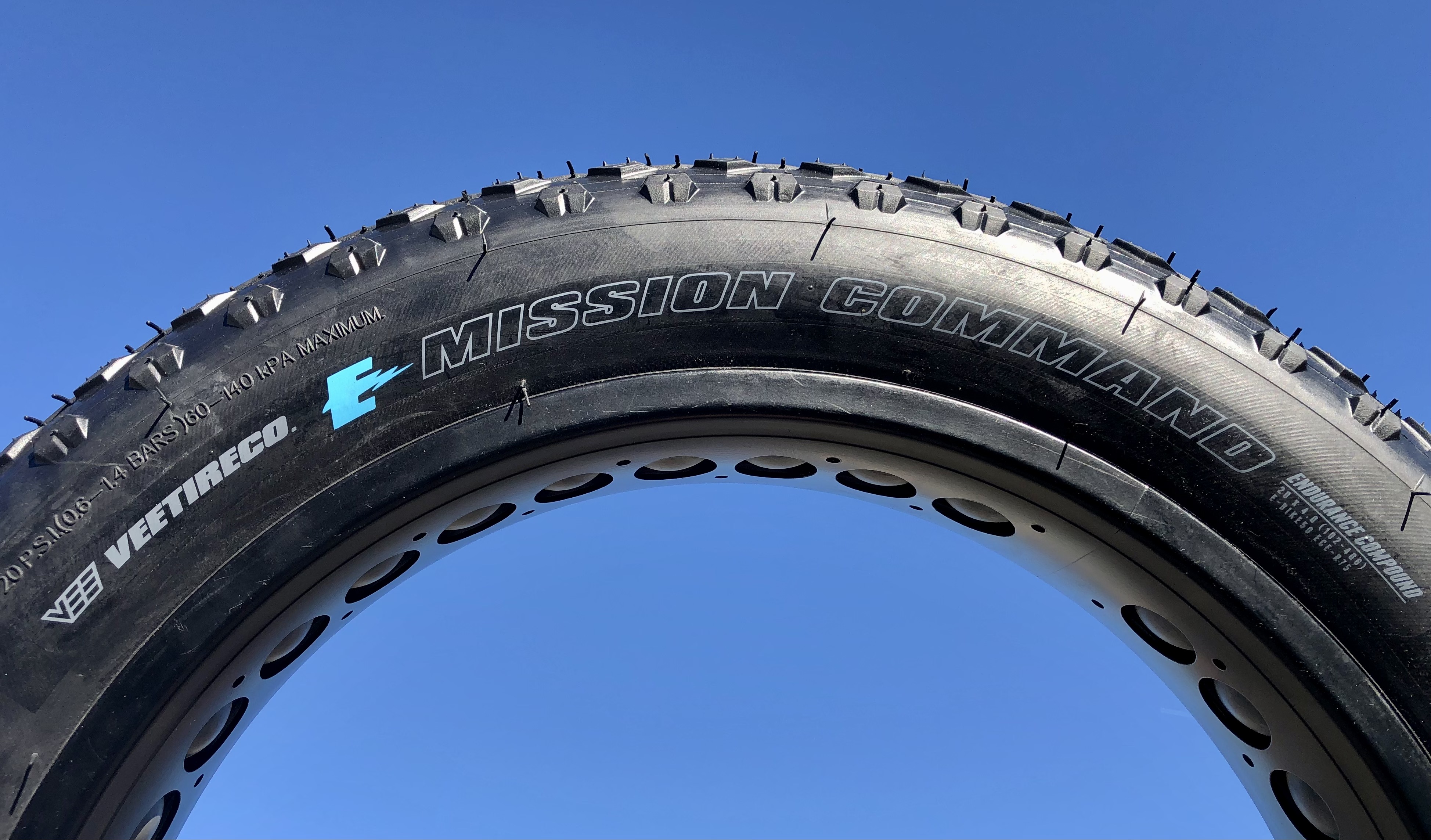 204 Vee Rubber E-Mission Command Reifen 20 x 4 schwarz