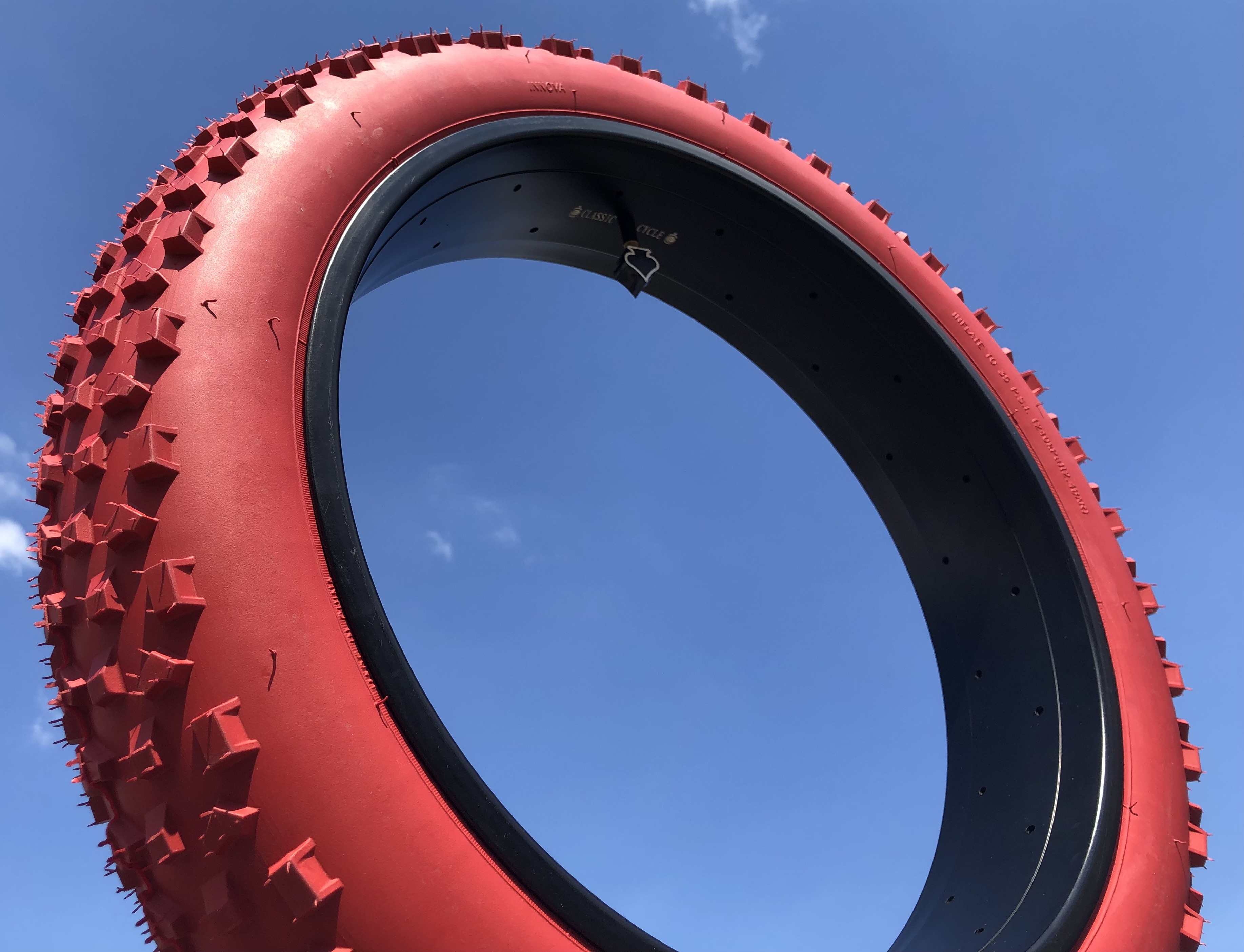 204 Reifen 20 x 4.0 rot
