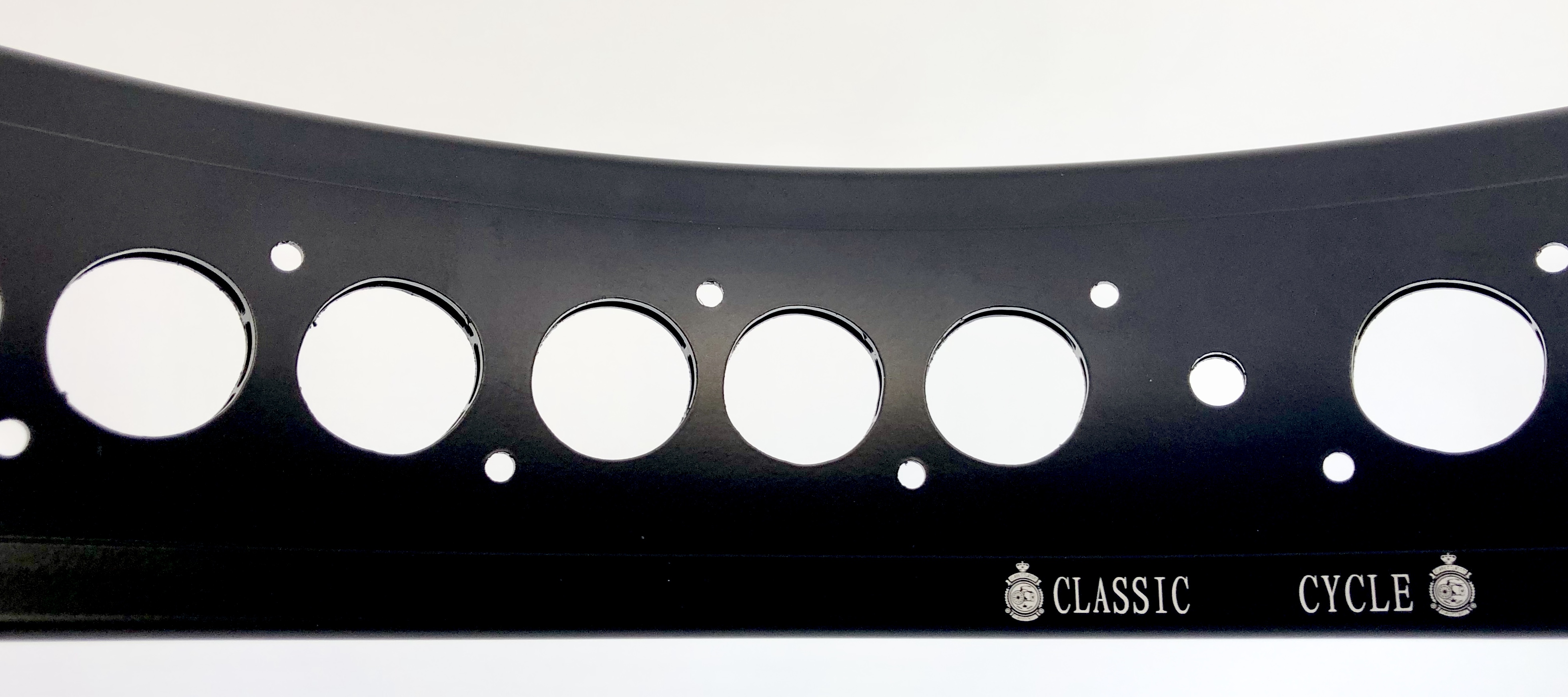Alufelge 20 Zoll 82 mm schwarz mit Löchern cut out