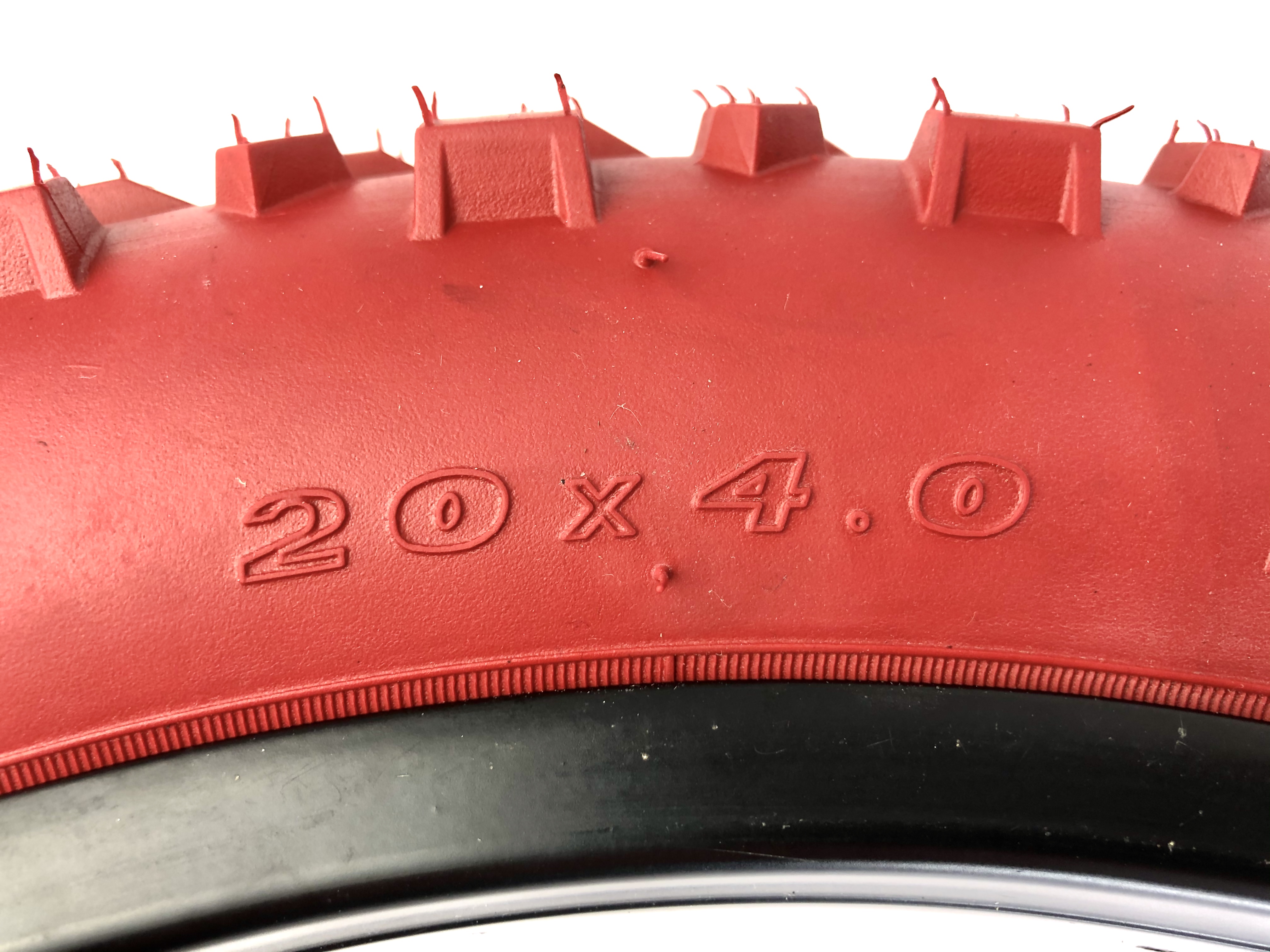 204 Reifen 20 x 4.0 rot