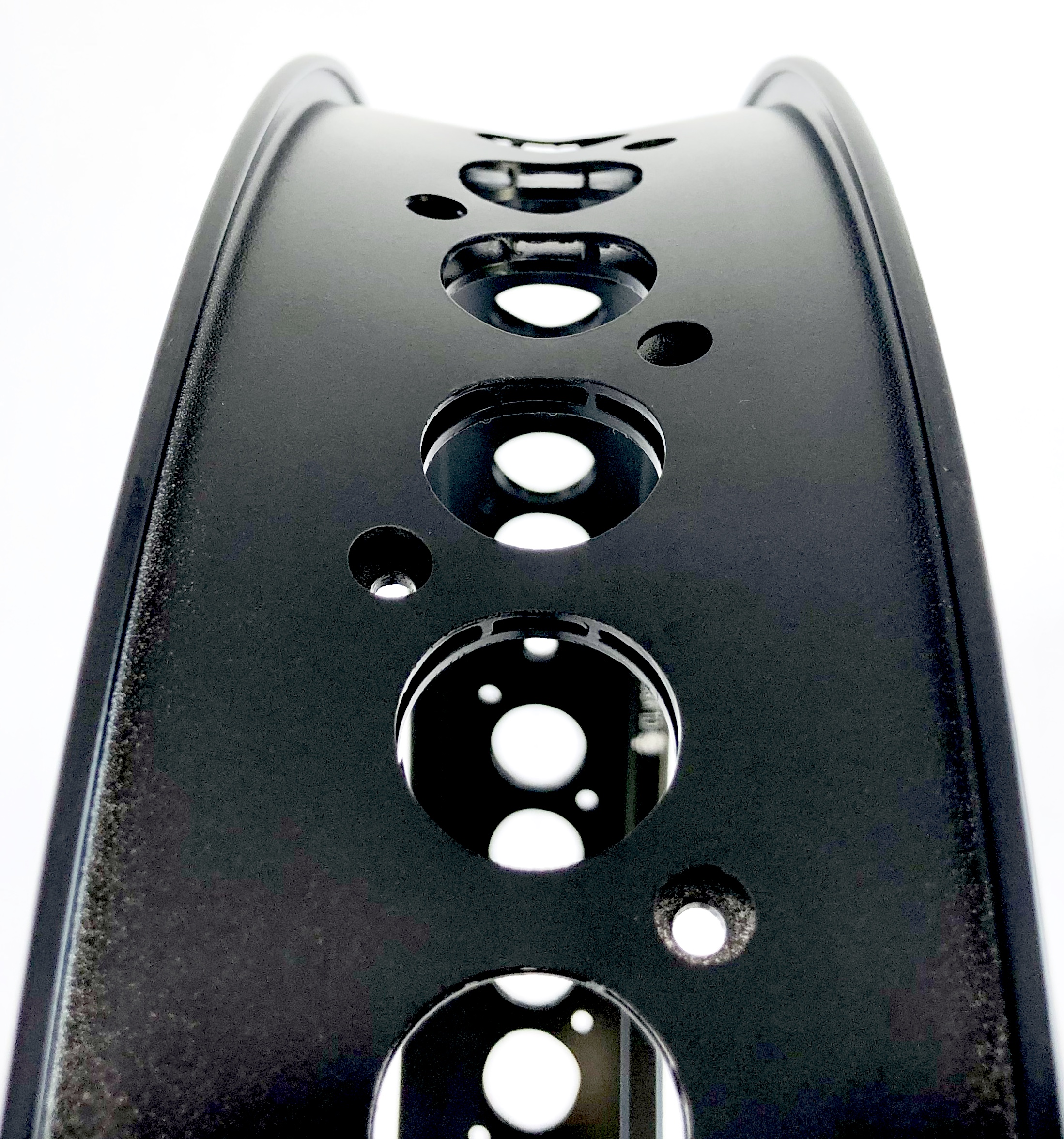 Alufelge 20 Zoll 82 mm schwarz mit Löchern cut out