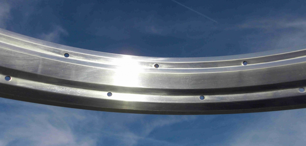 Alufelge 24 Zoll 56 mm hochglanz poliert