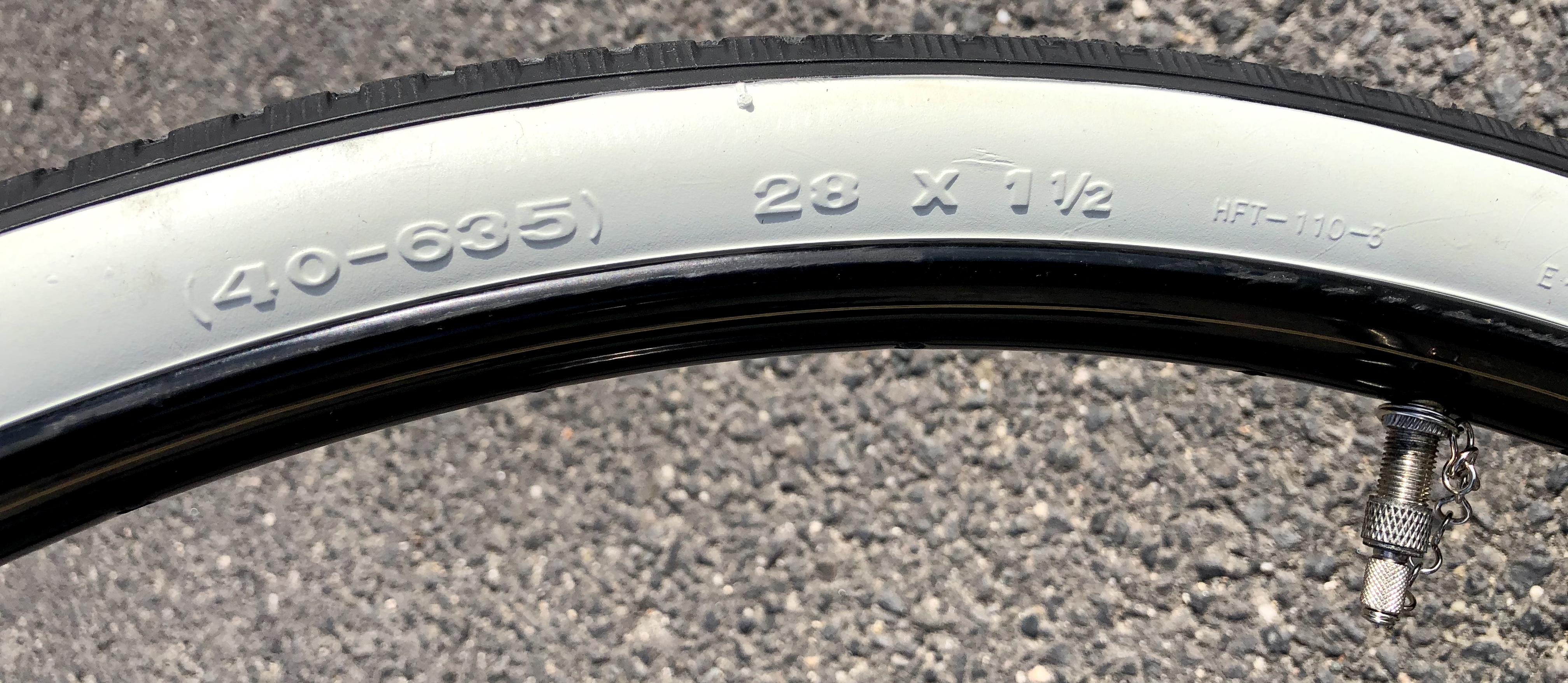 Reifen schwarz mit Weißwand 28 x 1 1/2 40-635