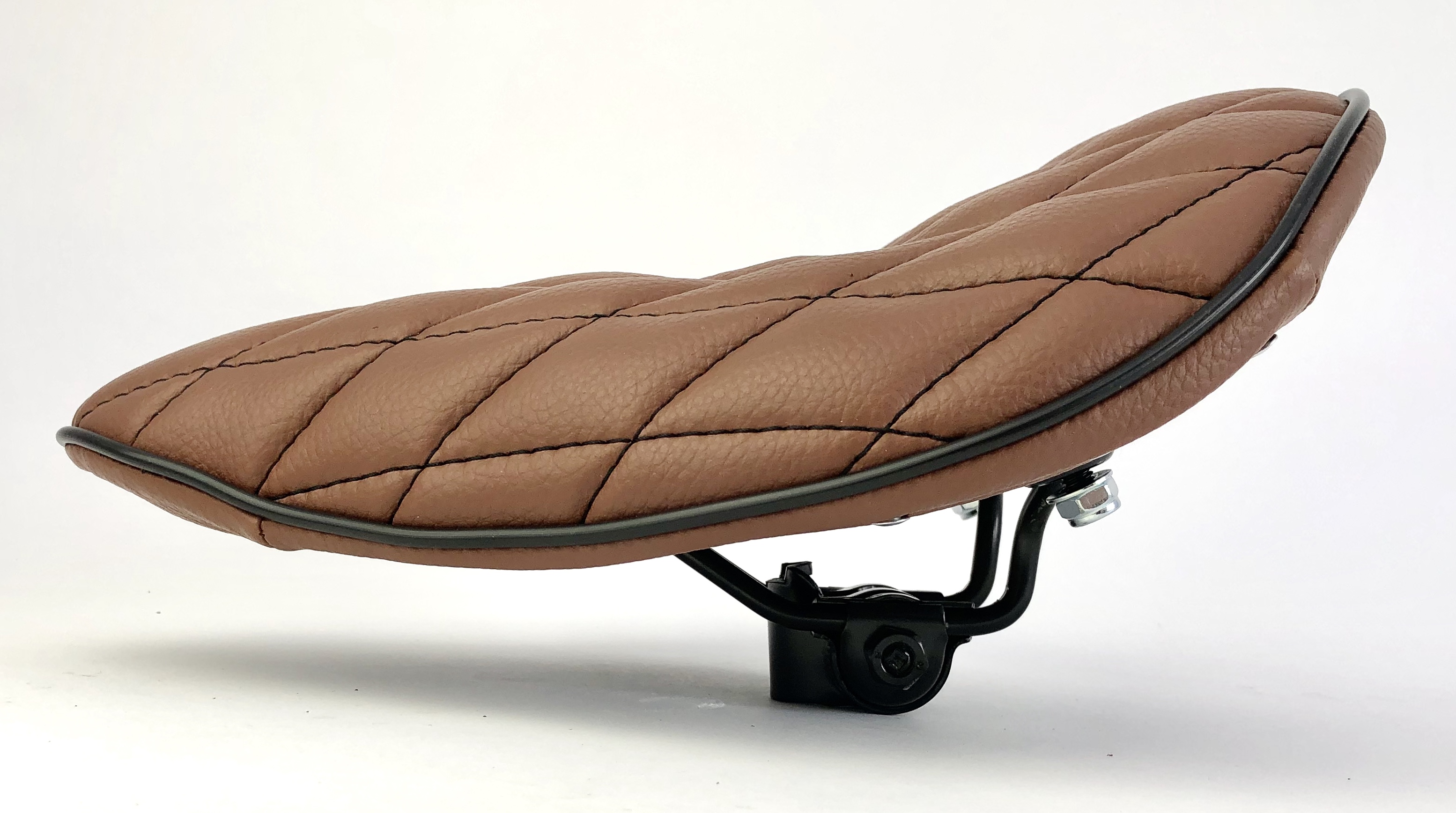 Boardtracker Sattel braun mit schwarzen Nähten in Diamant Steppung