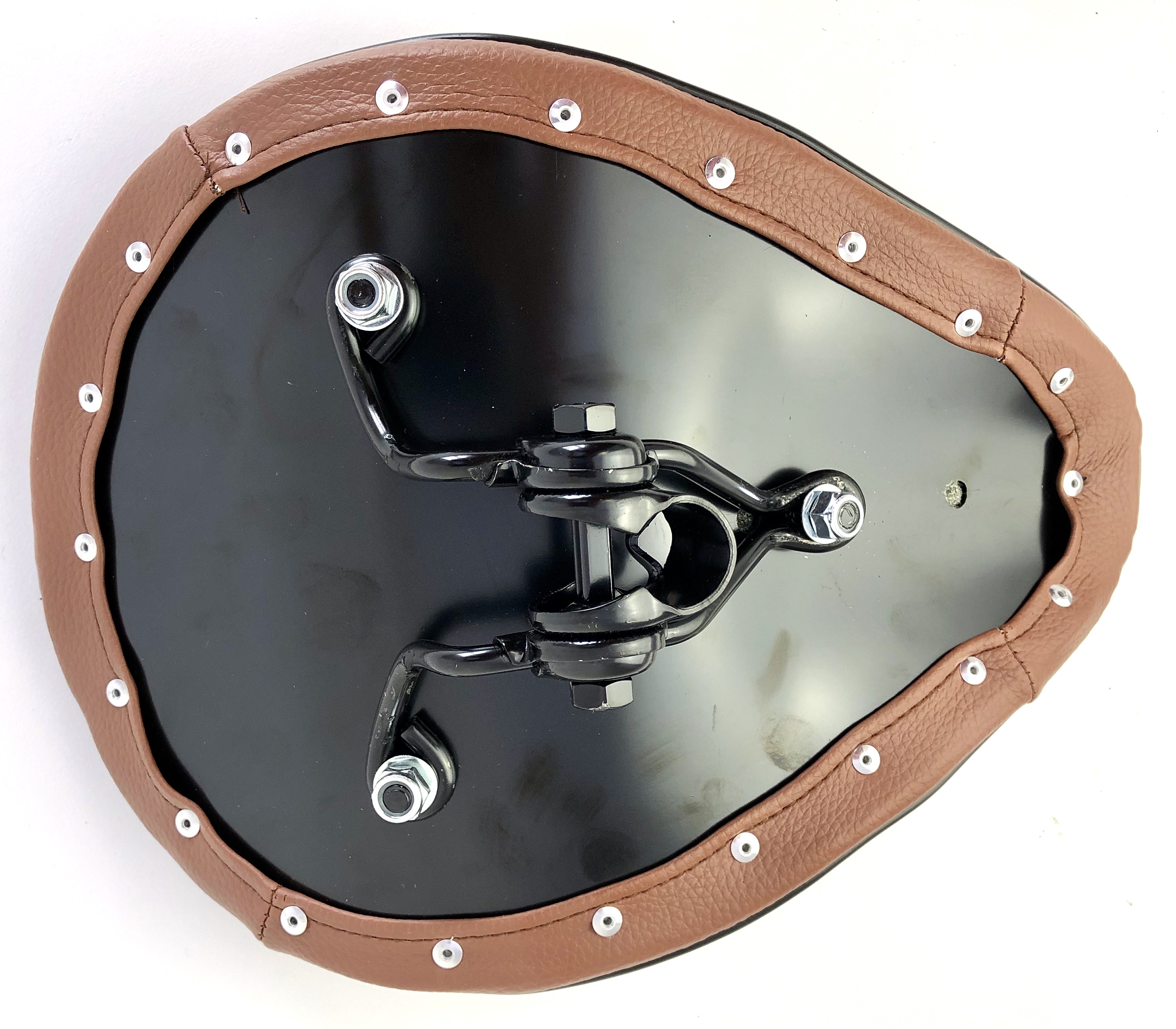 Boardtracker Sattel braun mit schwarzen Nähten in Diamant Steppung