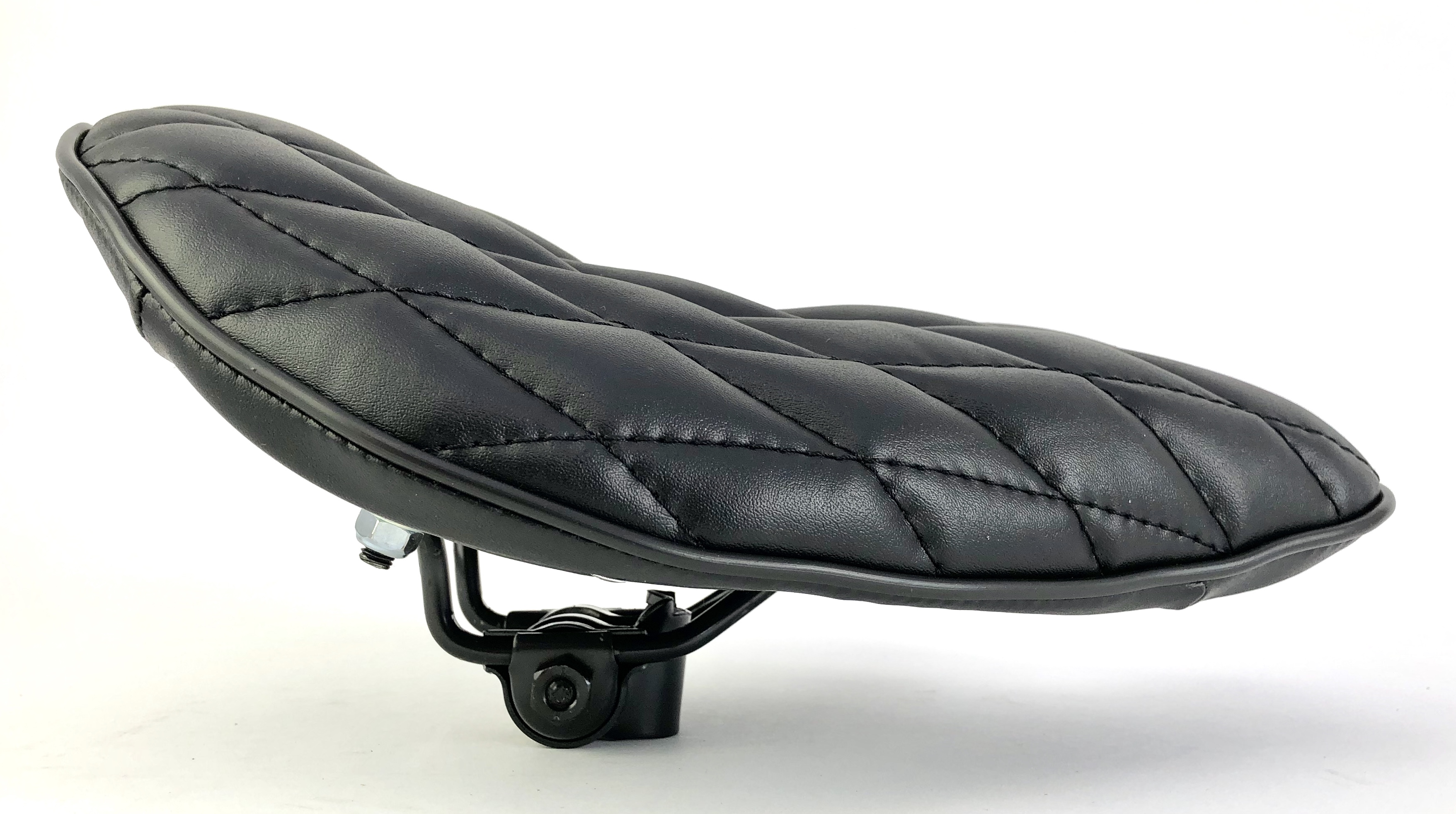 Boardtracker Sattel schwarz mit schwarzen Nähten in Diamant Steppung