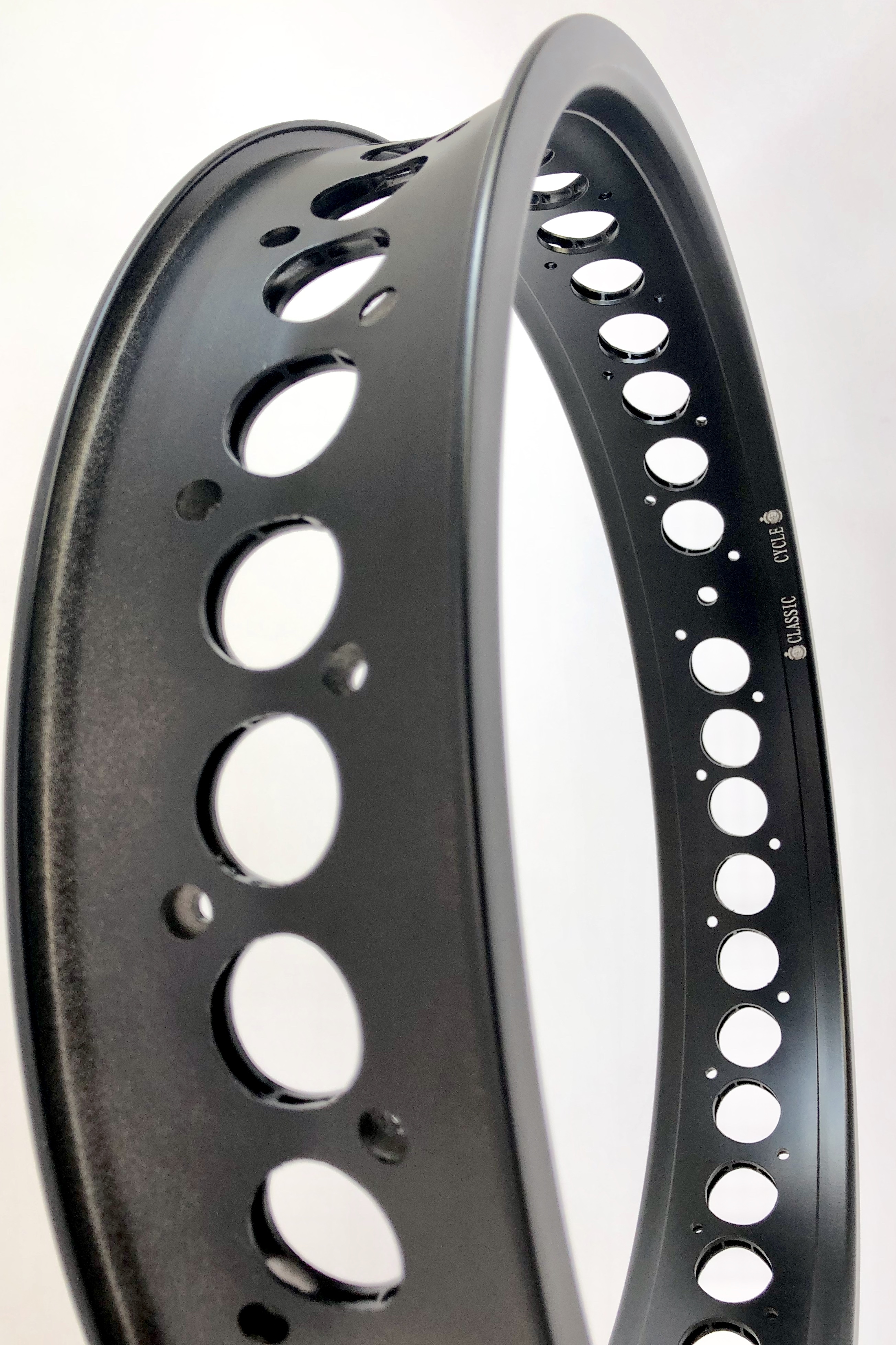 Alufelge 20 Zoll 82 mm schwarz mit Löchern cut out