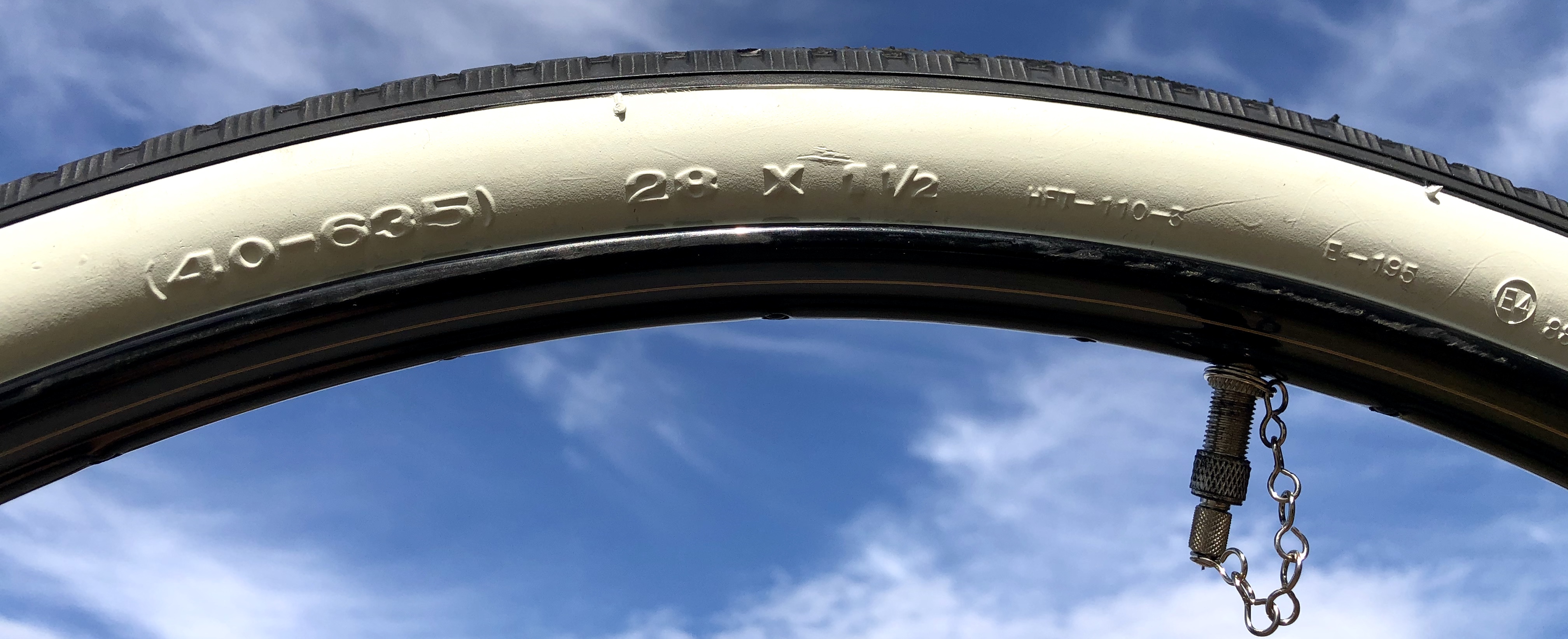 Reifen schwarz mit Weißwand 28 x 1 1/2 40-635