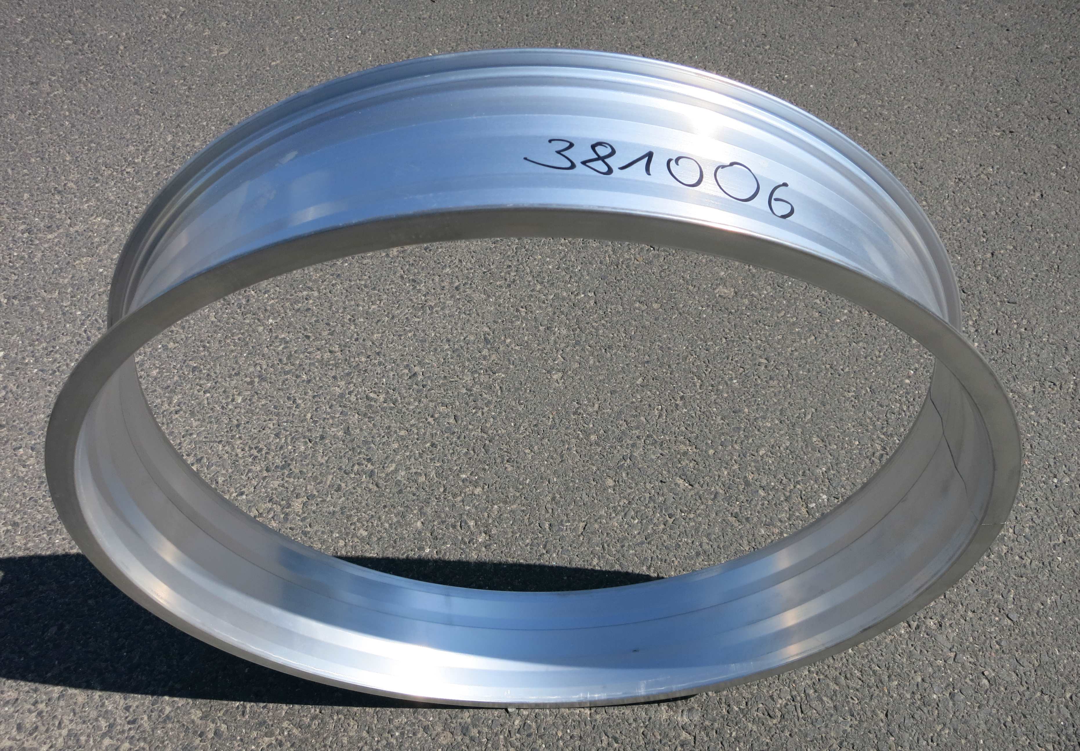 Alufelge ohne Löcher 24 Zoll 100 mm breit roh