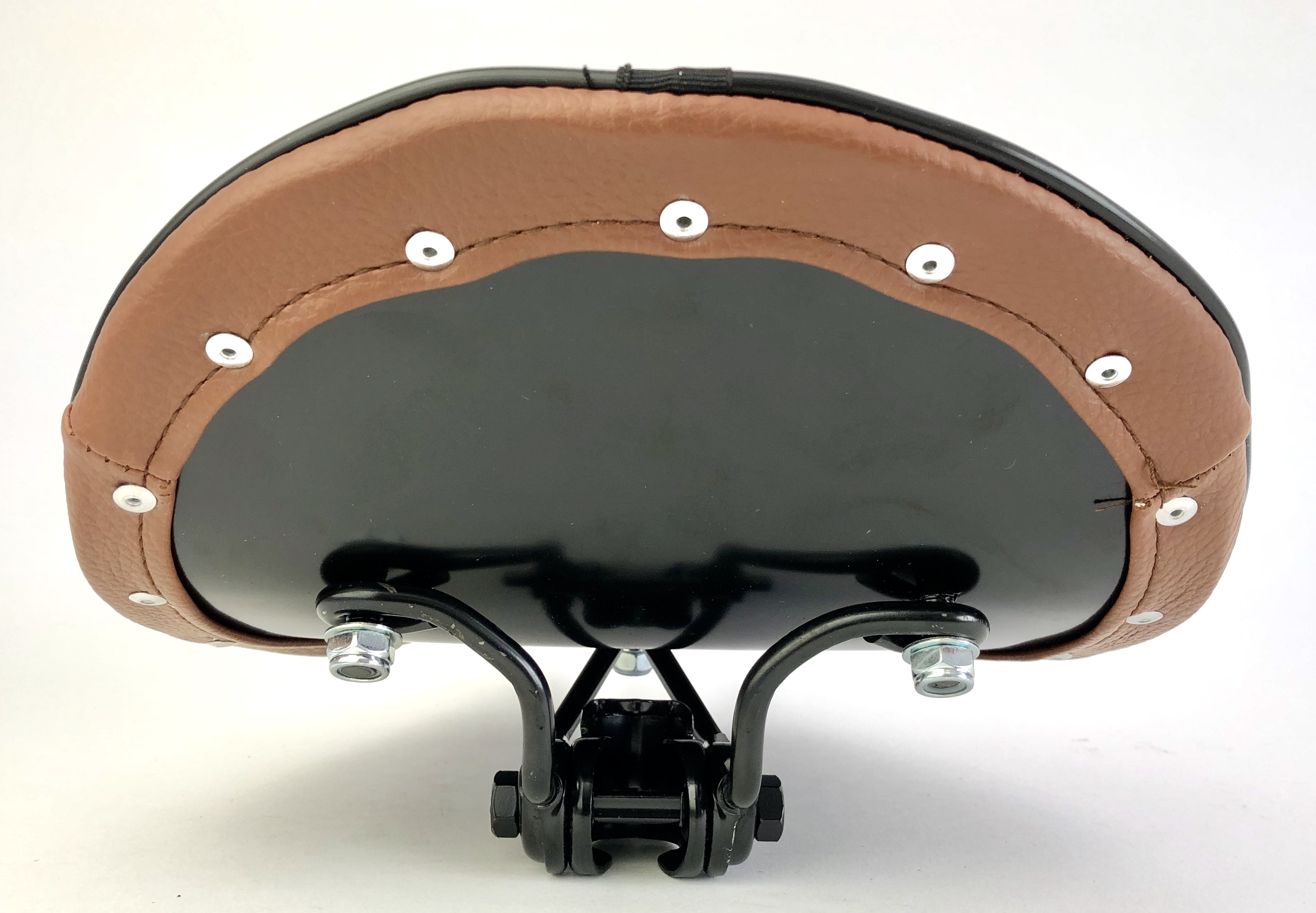 Boardtracker Sattel braun mit schwarzen Nähten in Diamant Steppung