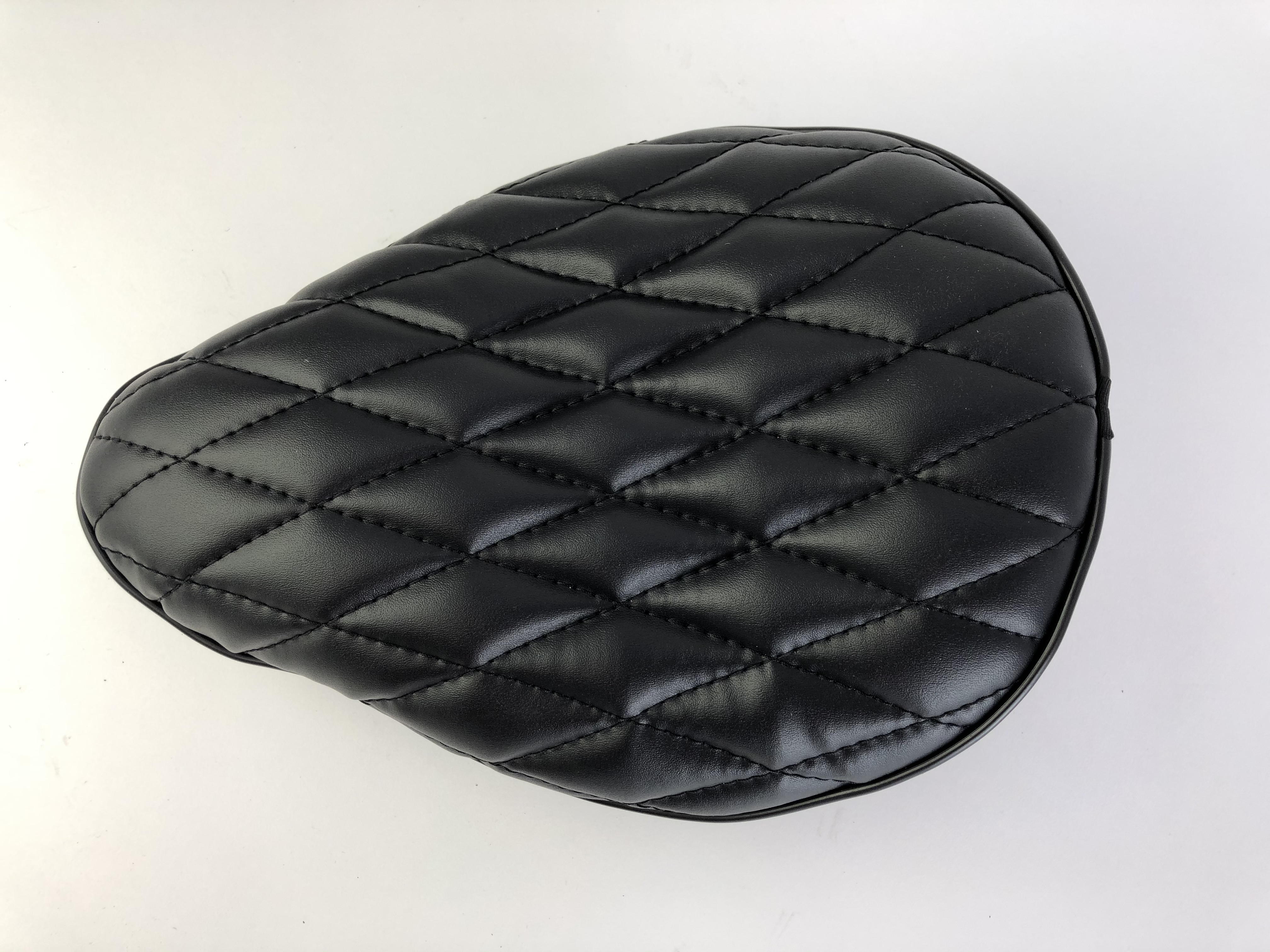 Boardtracker Sattel schwarz mit schwarzen Nähten in Diamant Steppung