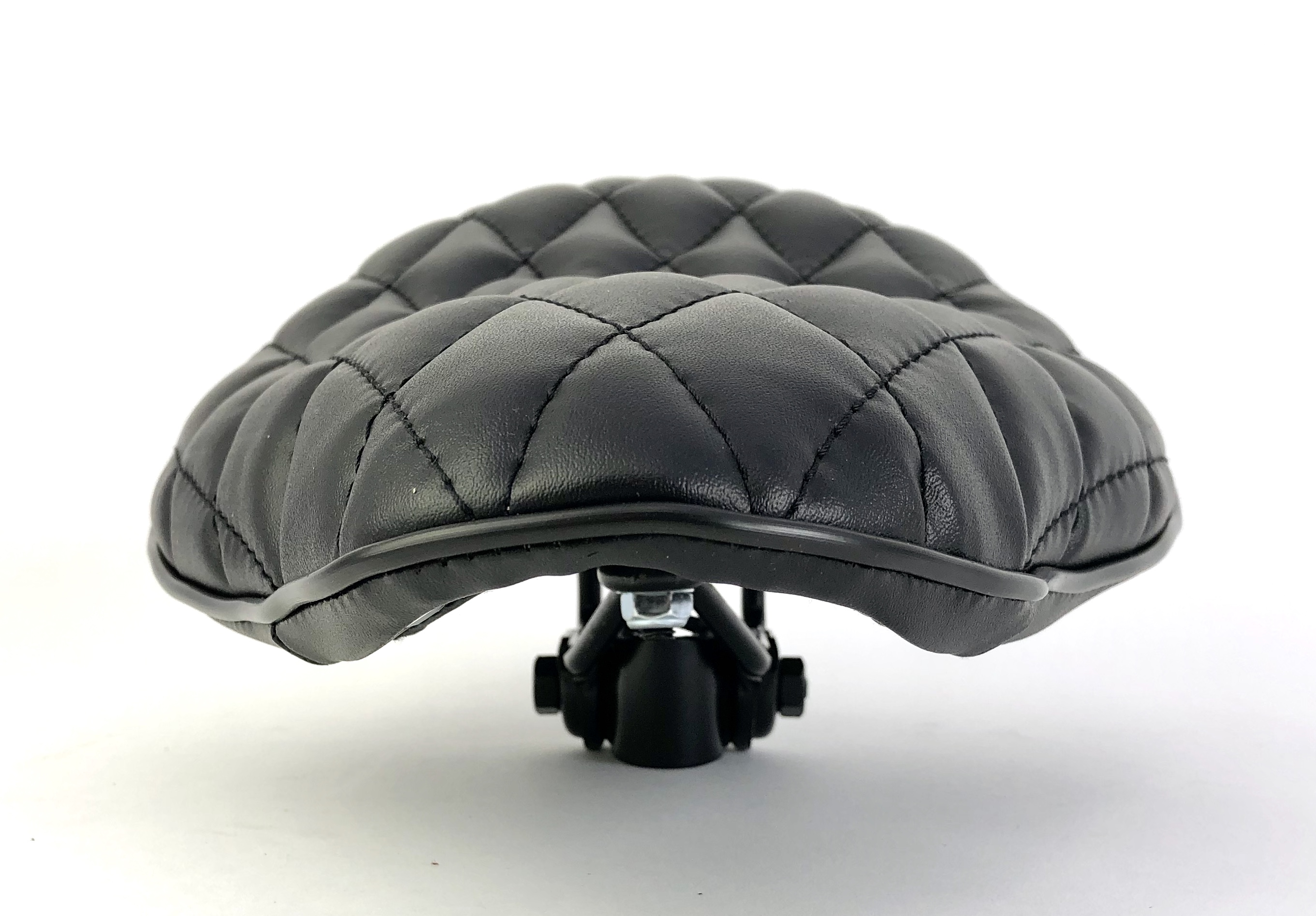 Boardtracker Sattel schwarz mit schwarzen Nähten in Diamant Steppung