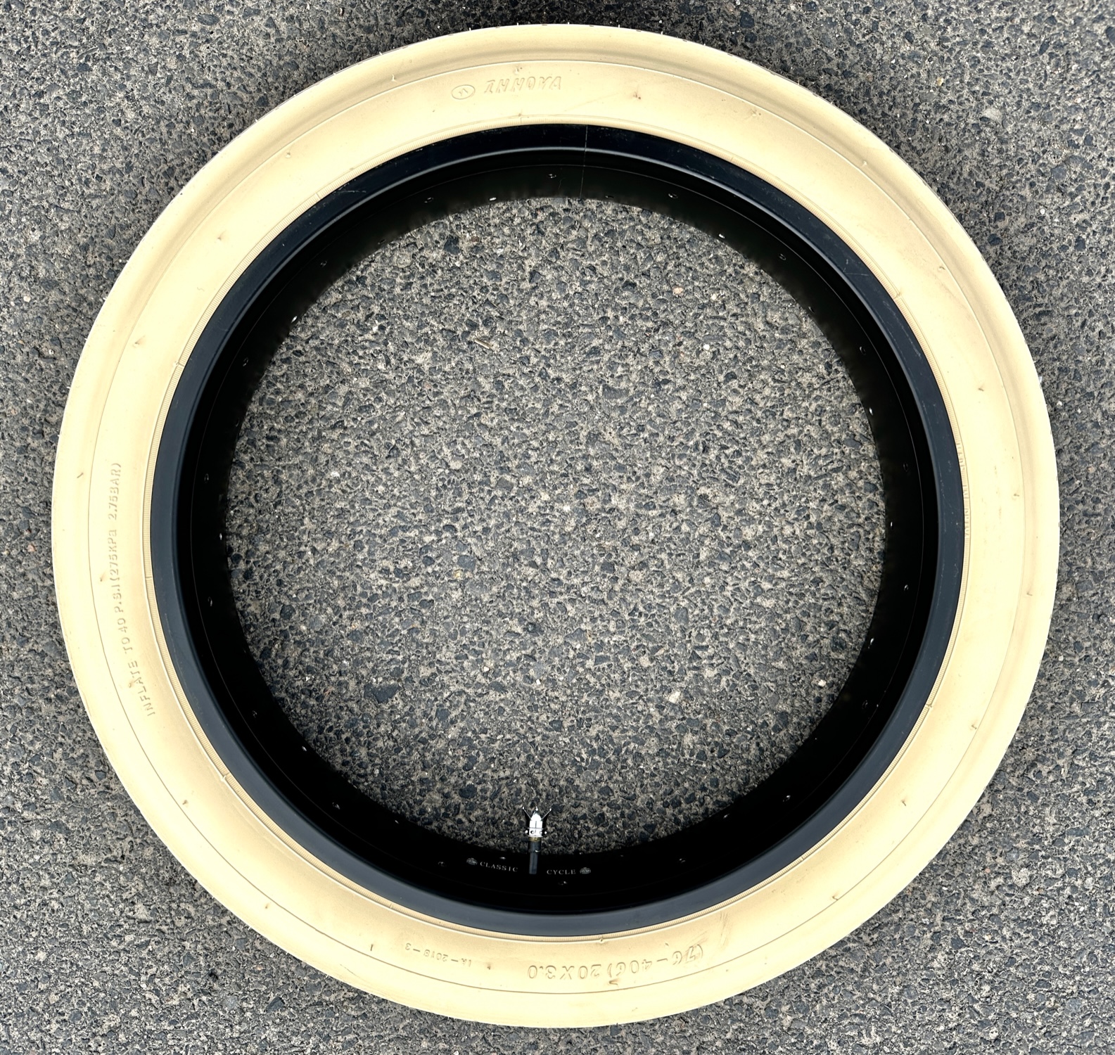 Reifen Street Hog 20 x 3.0 creme