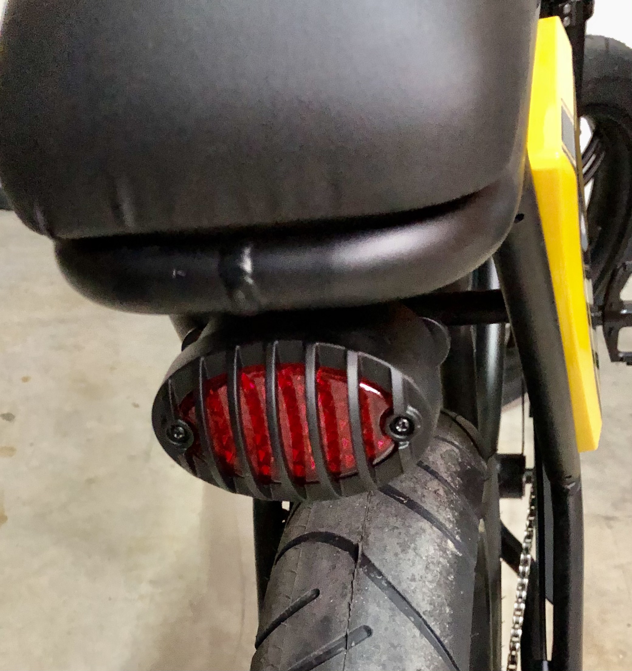 E-Bike Rückleuchte LED rot, mattschwarz Schutzgitter mit Nummernschildbeleuchtung