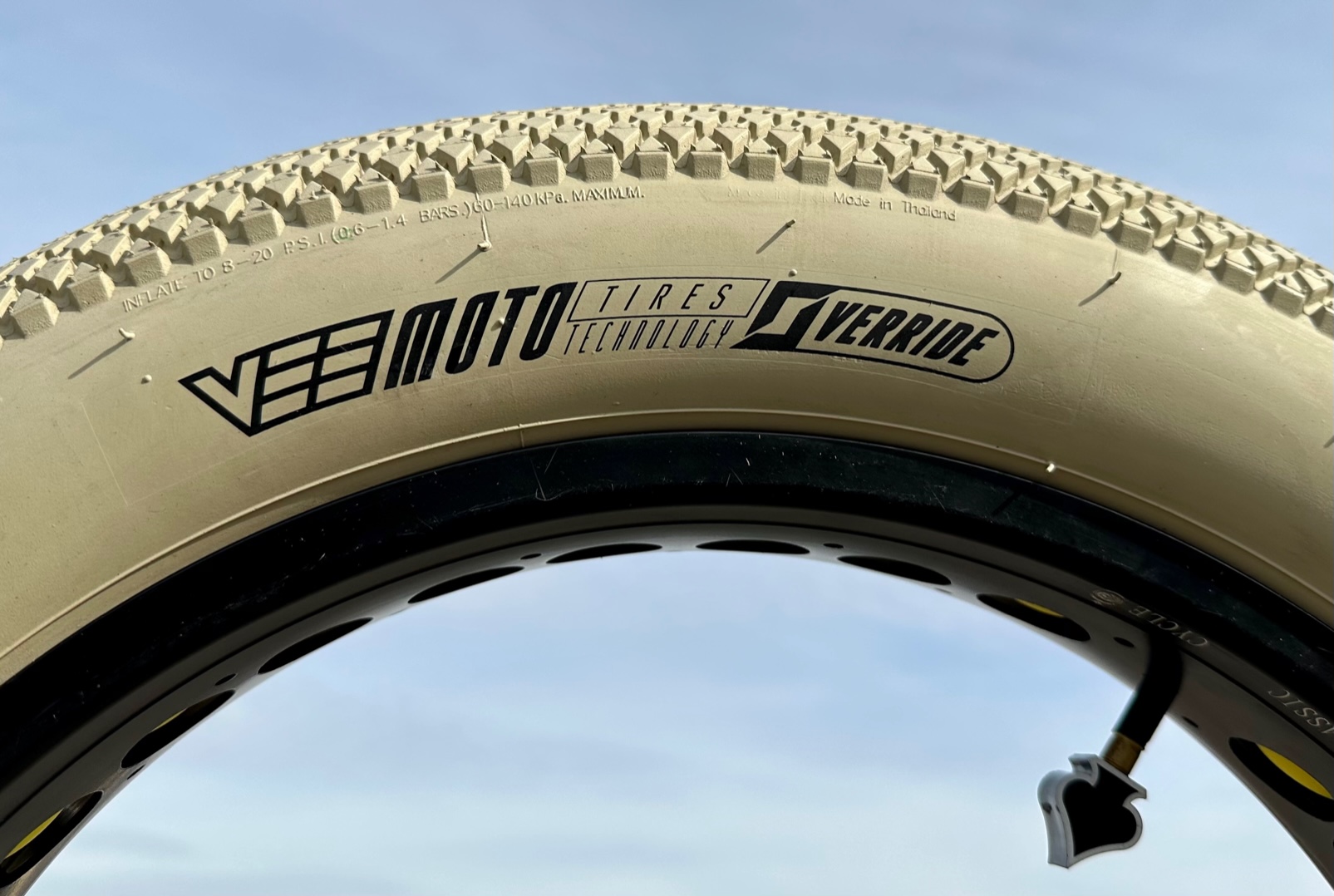 Limited Edition E-Speedster Sandbeige, Reifen 20 x 4
