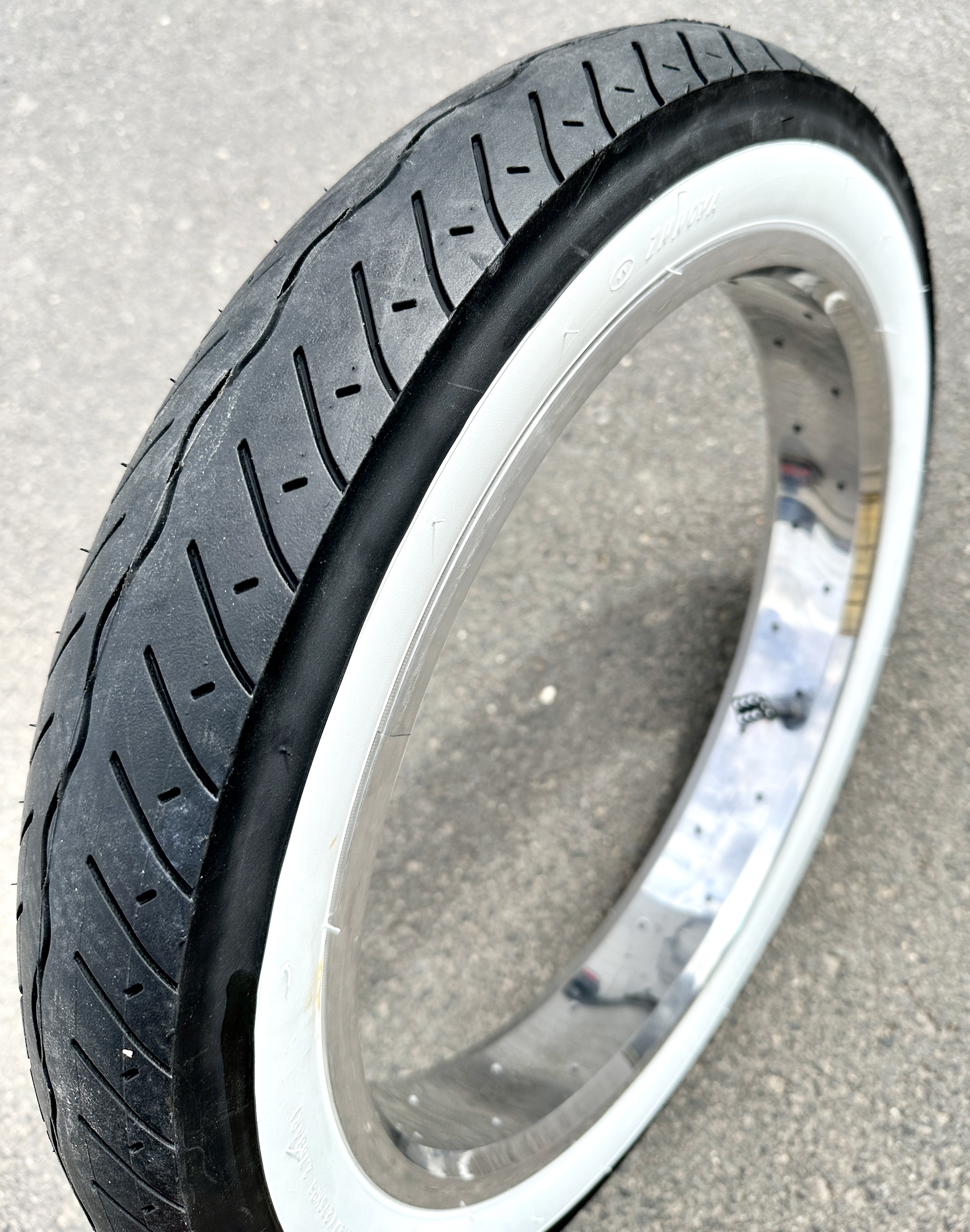 Reifen Street Hog 20 x 3.0 weißwand