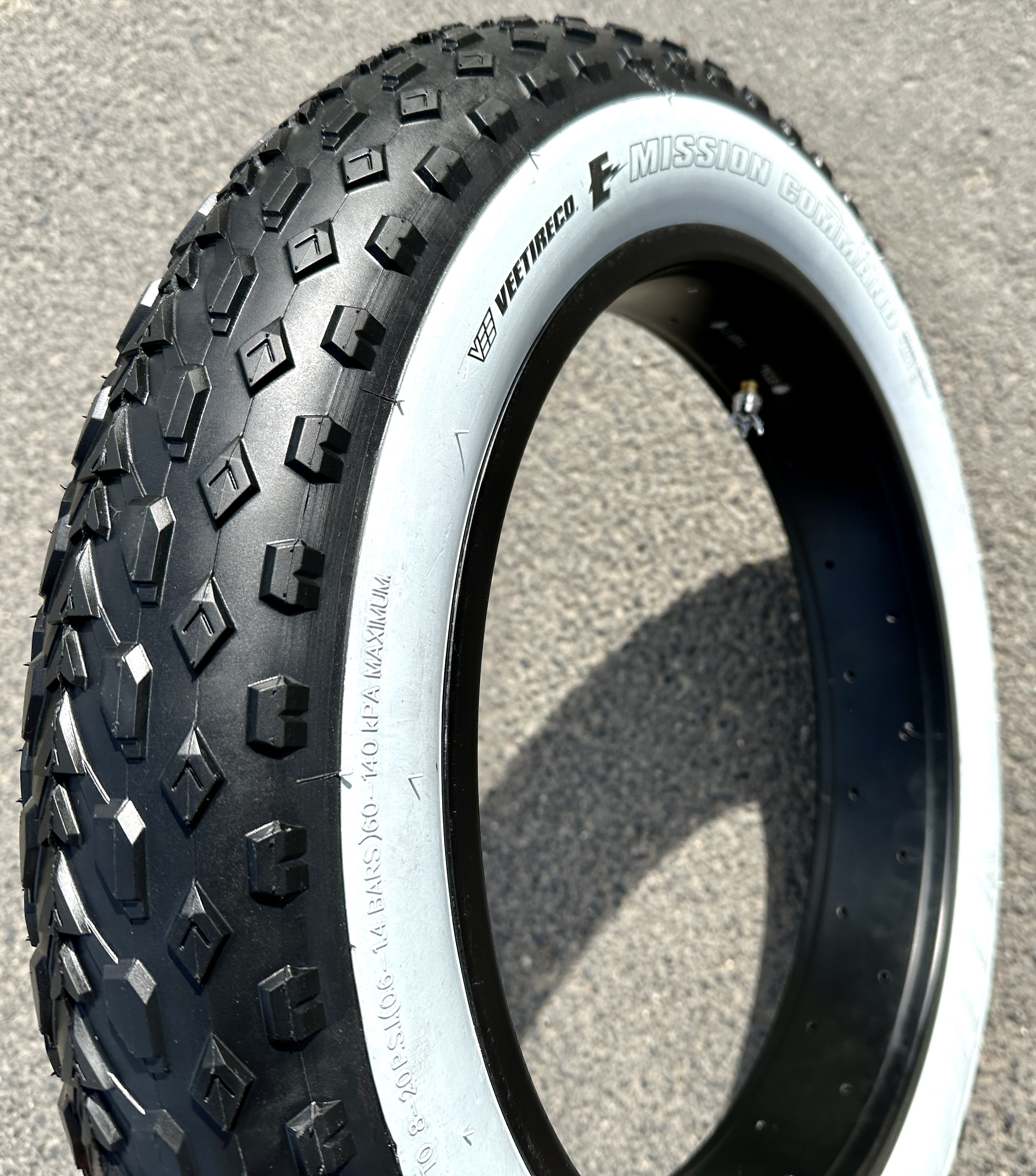 204 Vee Rubber E-Mission Command Reifen 20 x 4 schwarz, Weißwand