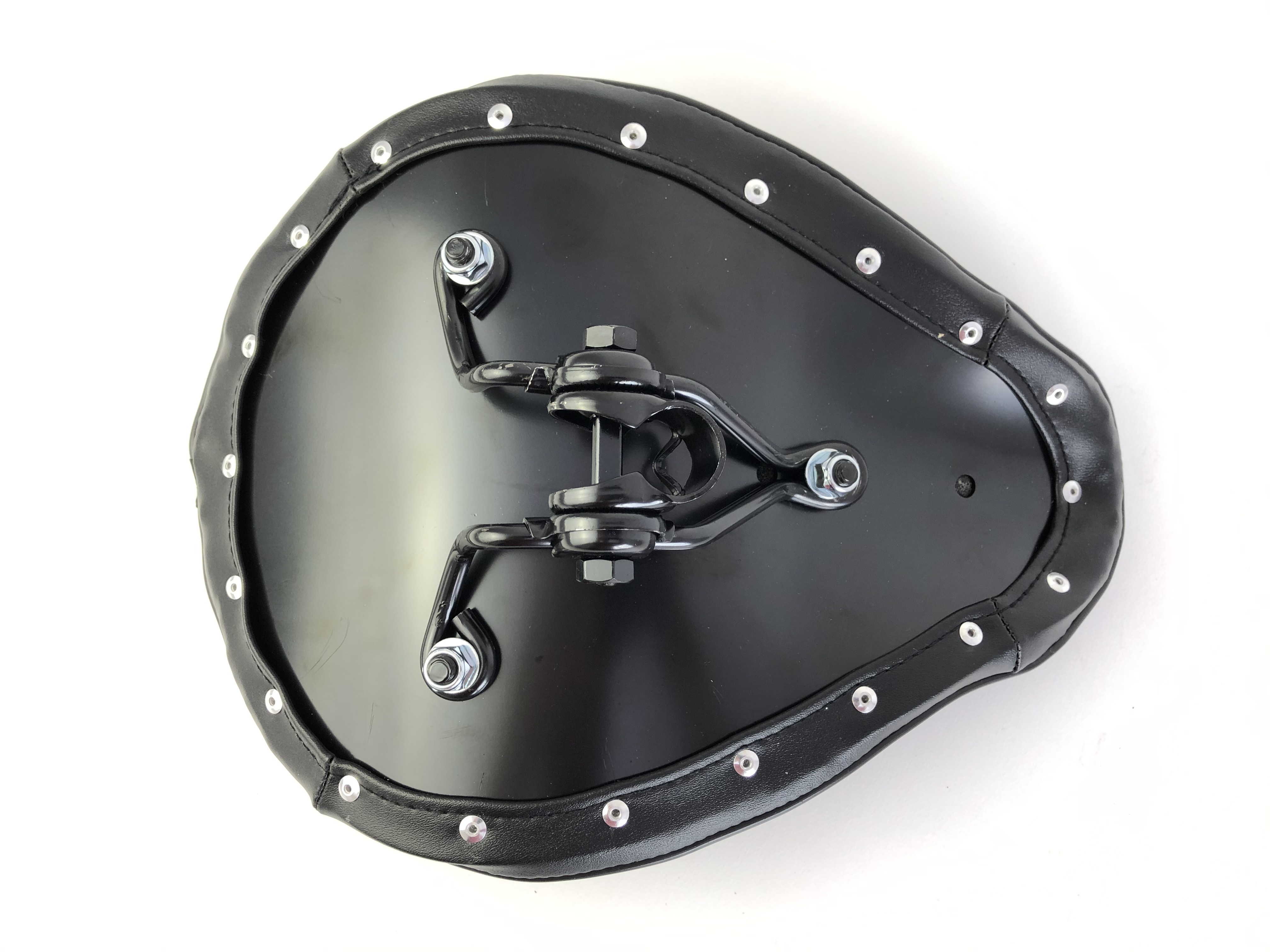 Boardtracker Sattel schwarz mit schwarzen Nähten in Diamant Steppung