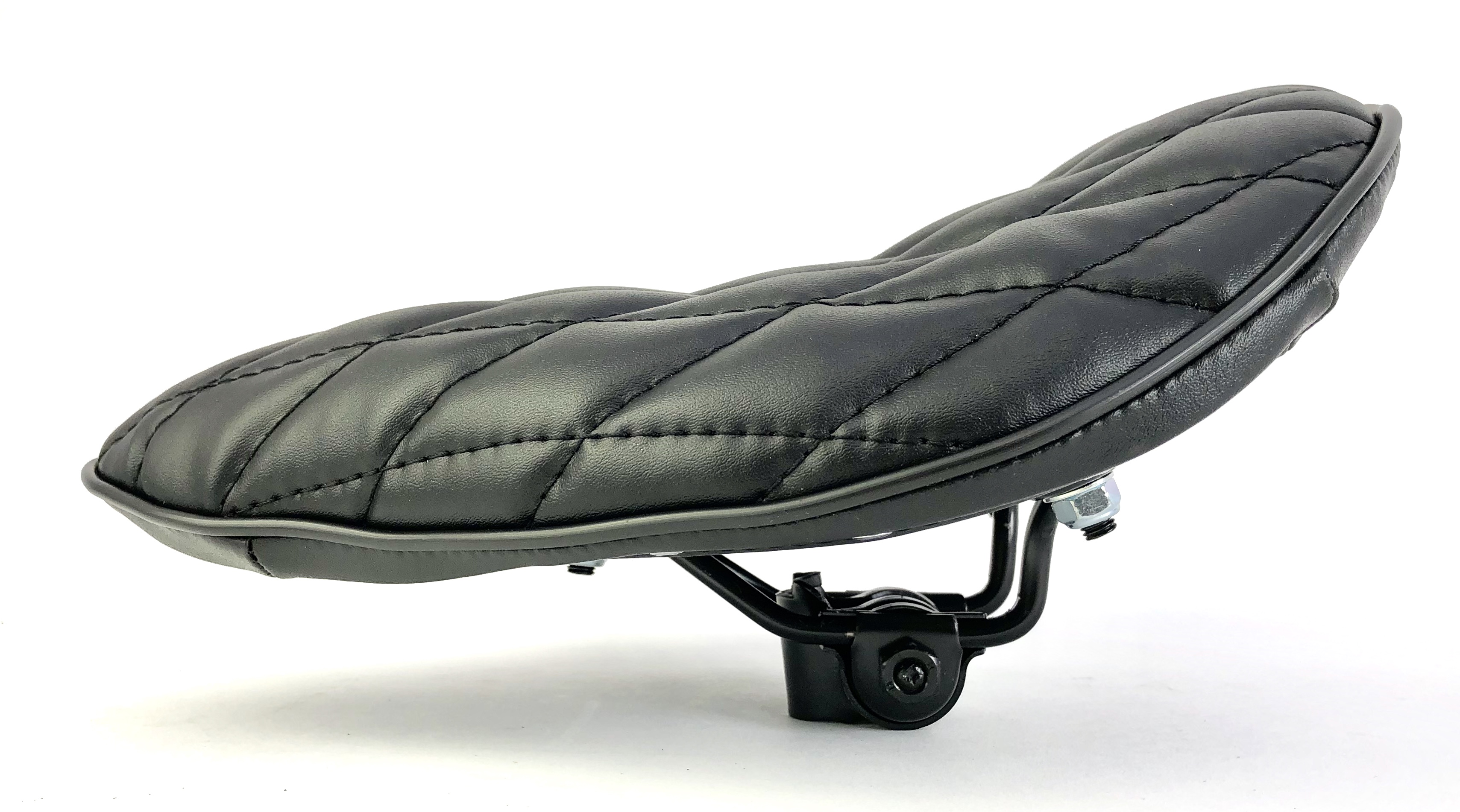 Boardtracker Sattel schwarz mit schwarzen Nähten in Diamant Steppung
