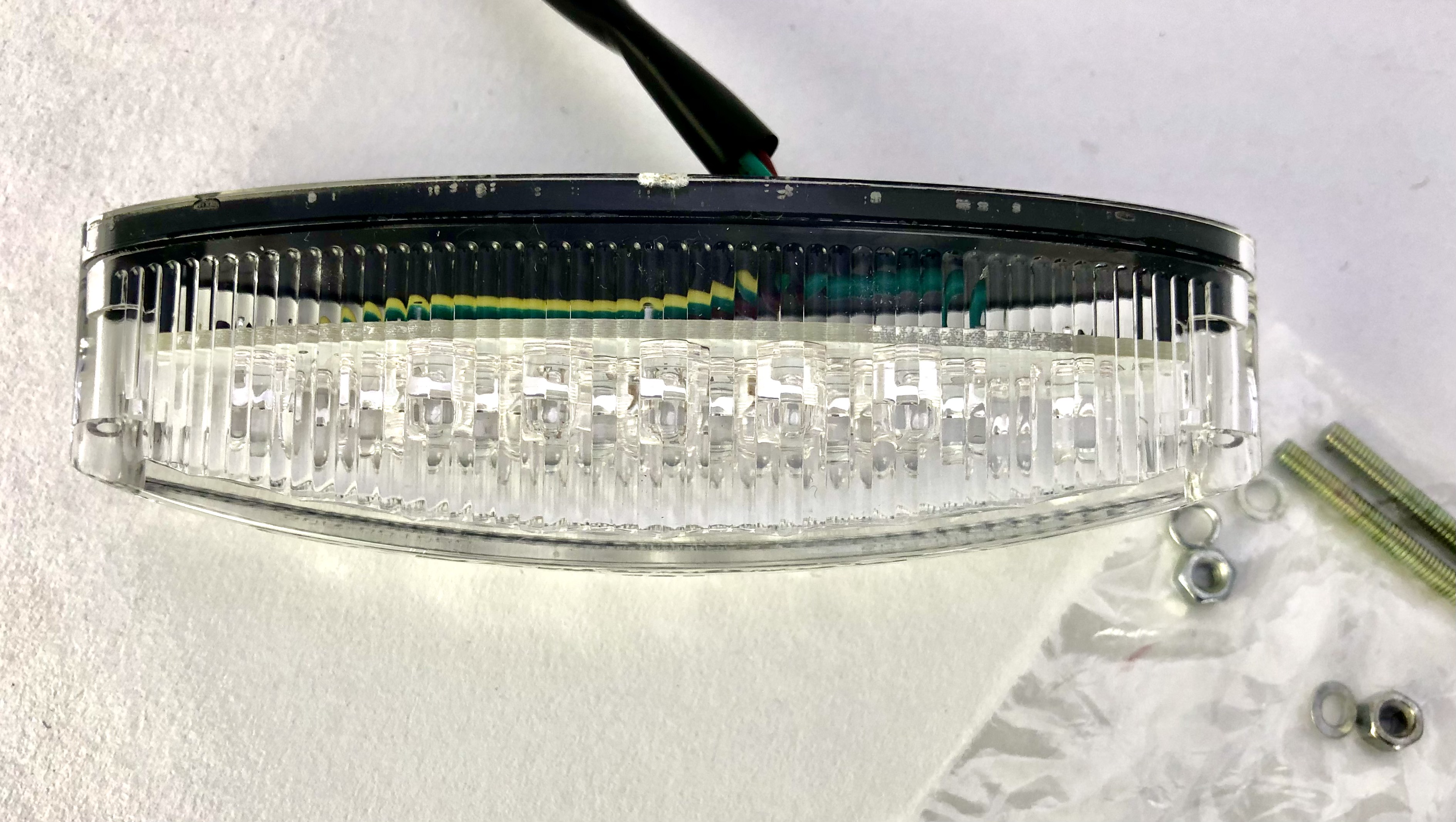 12V Weiße LED Heckleuchte, rot leuchtend