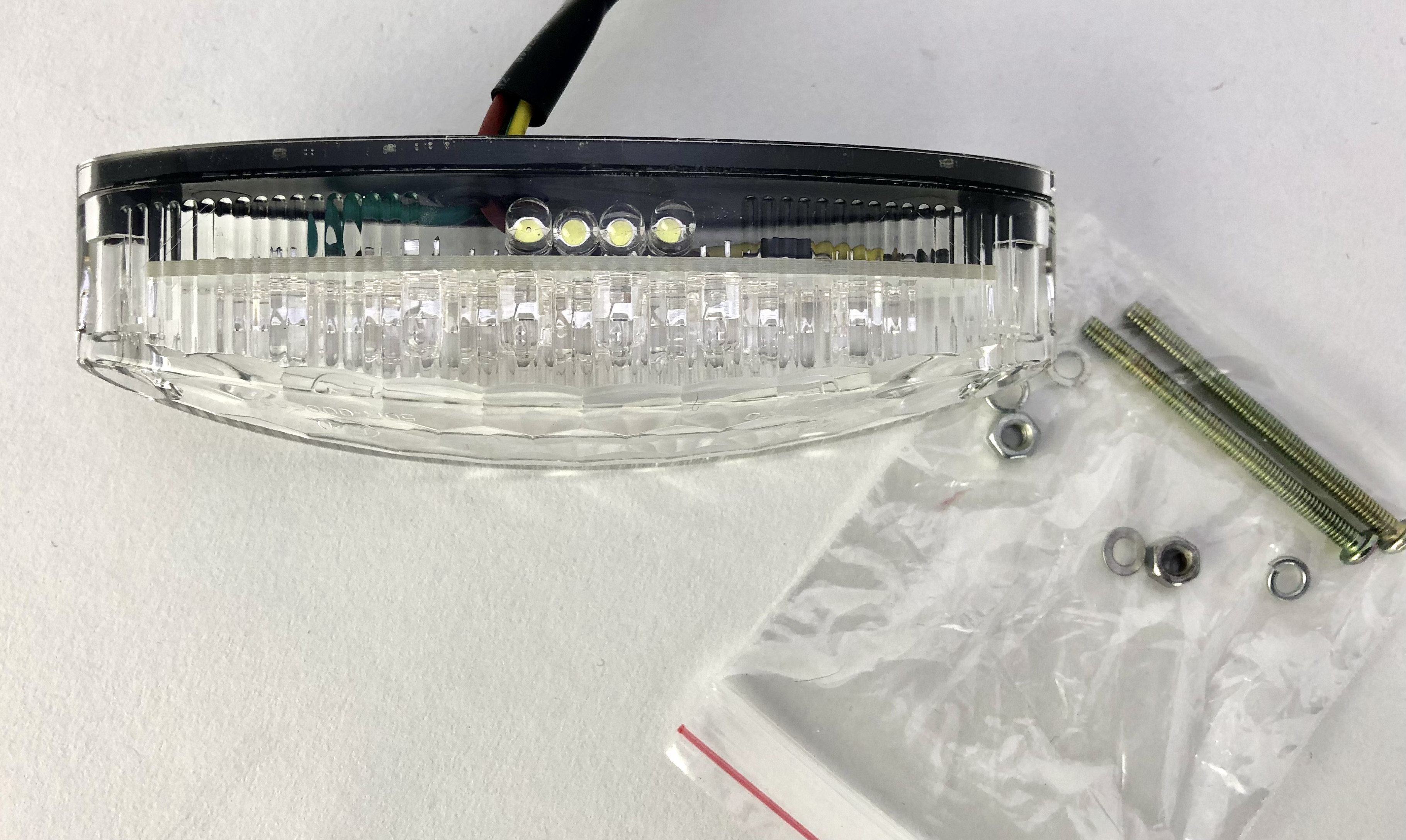 12V Weiße LED Heckleuchte, rot leuchtend