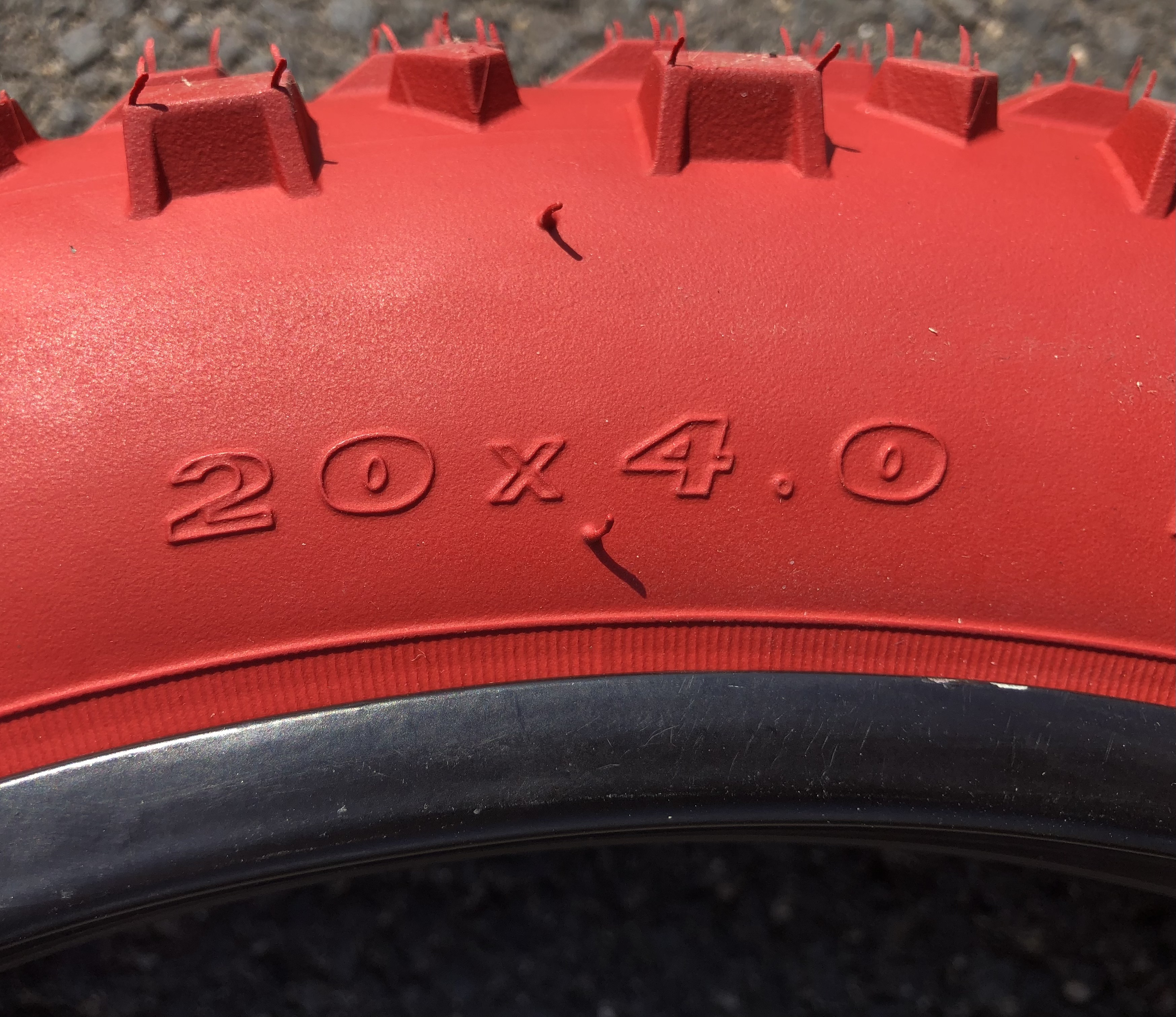 204 Reifen 20 x 4.0 rot
