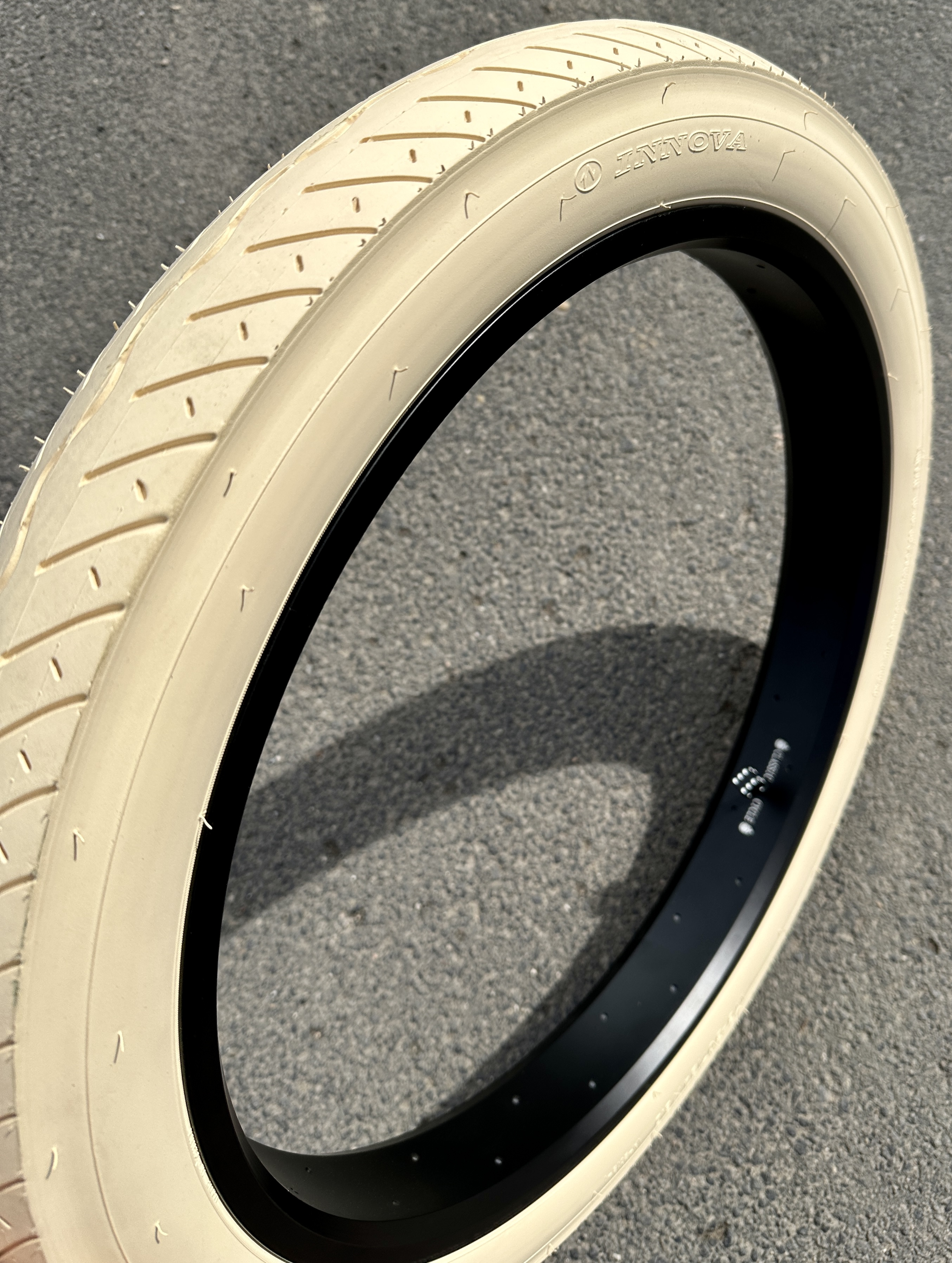 Reifen Street Hog 24 x 3.0 creme