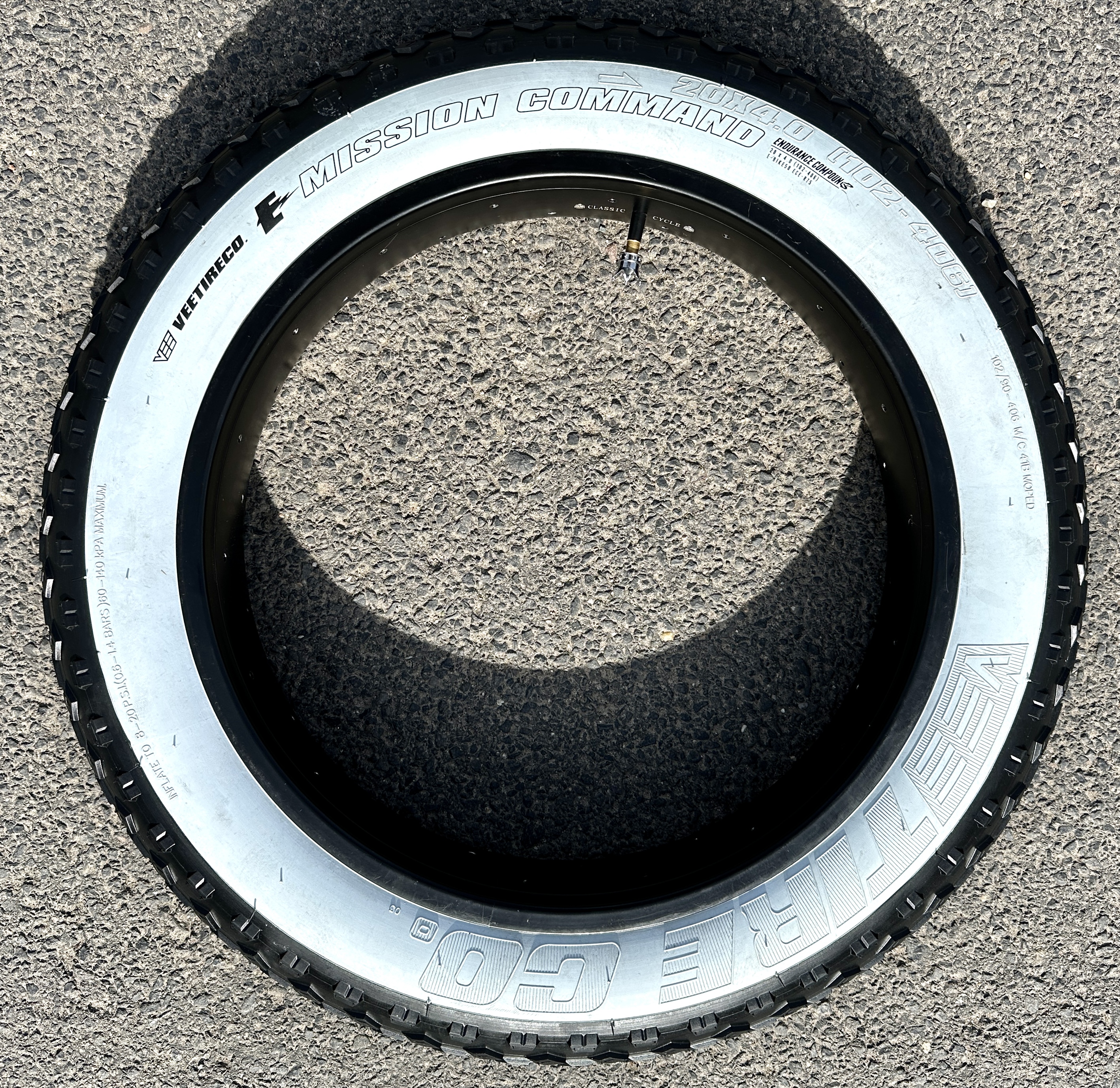 204 Vee Rubber E-Mission Command Reifen 20 x 4 schwarz, Weißwand