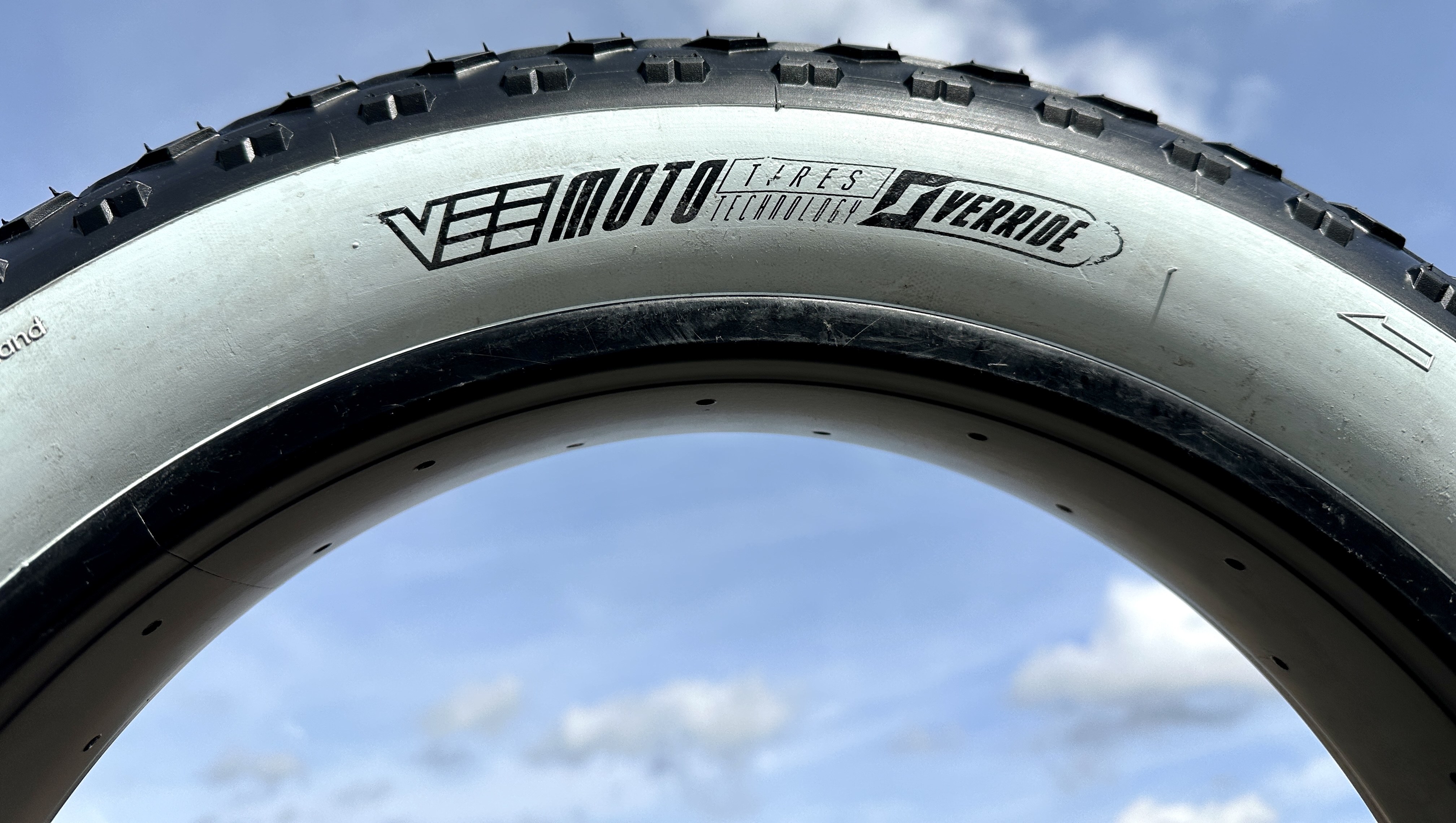 204 Vee Rubber E-Mission Command Reifen 20 x 4 schwarz, Weißwand